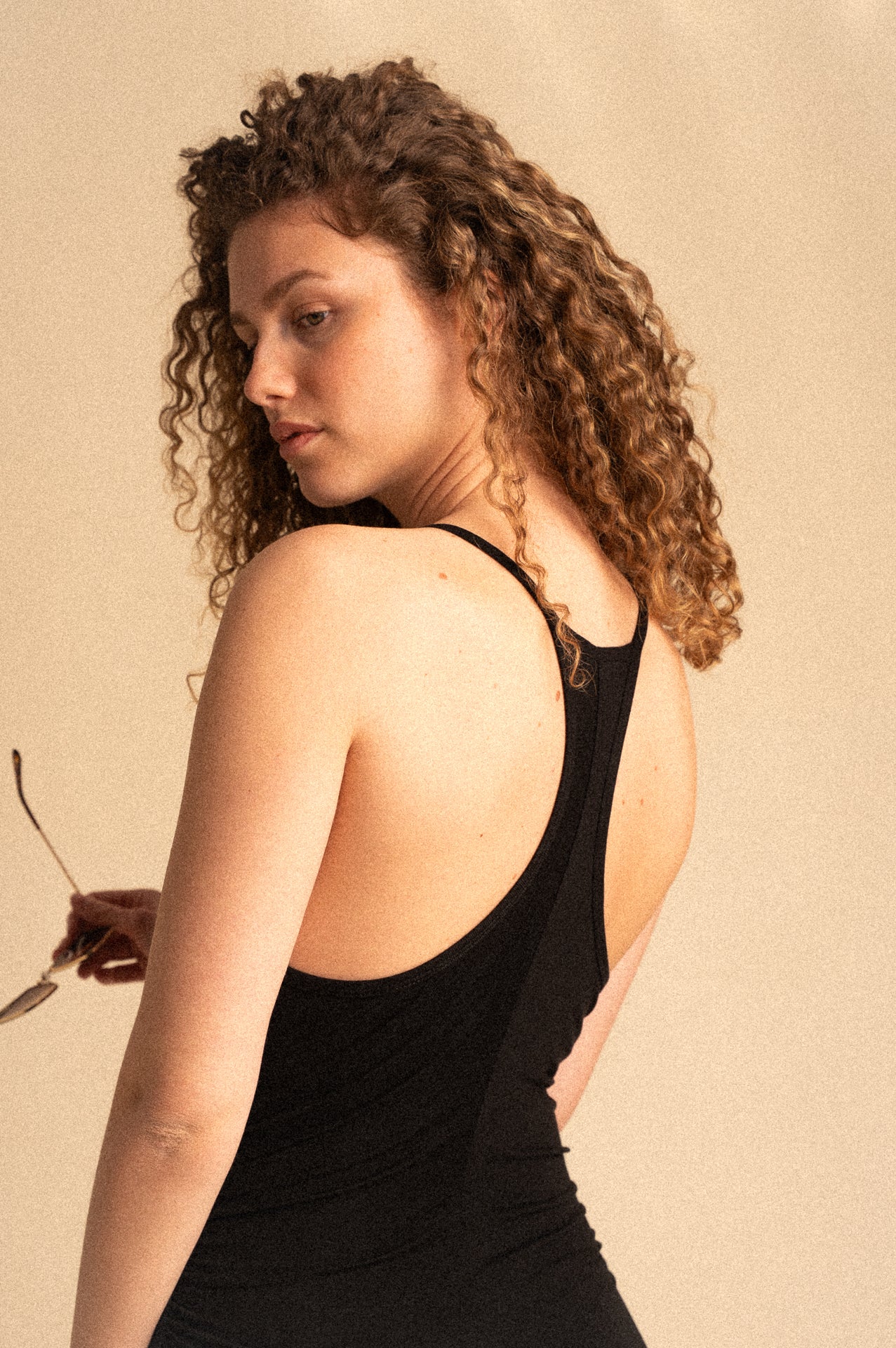 Abito lungo aderente in Tencel nero con arricciatura laterale