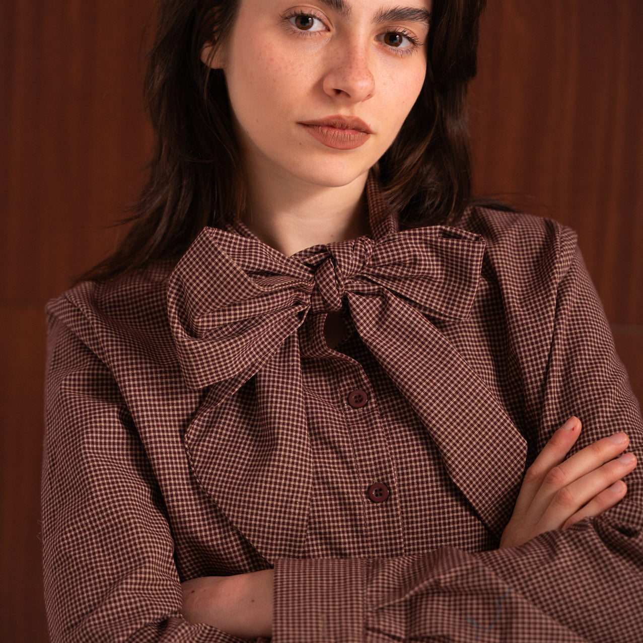 Camicia a micro fantasia con fiocco regolabile