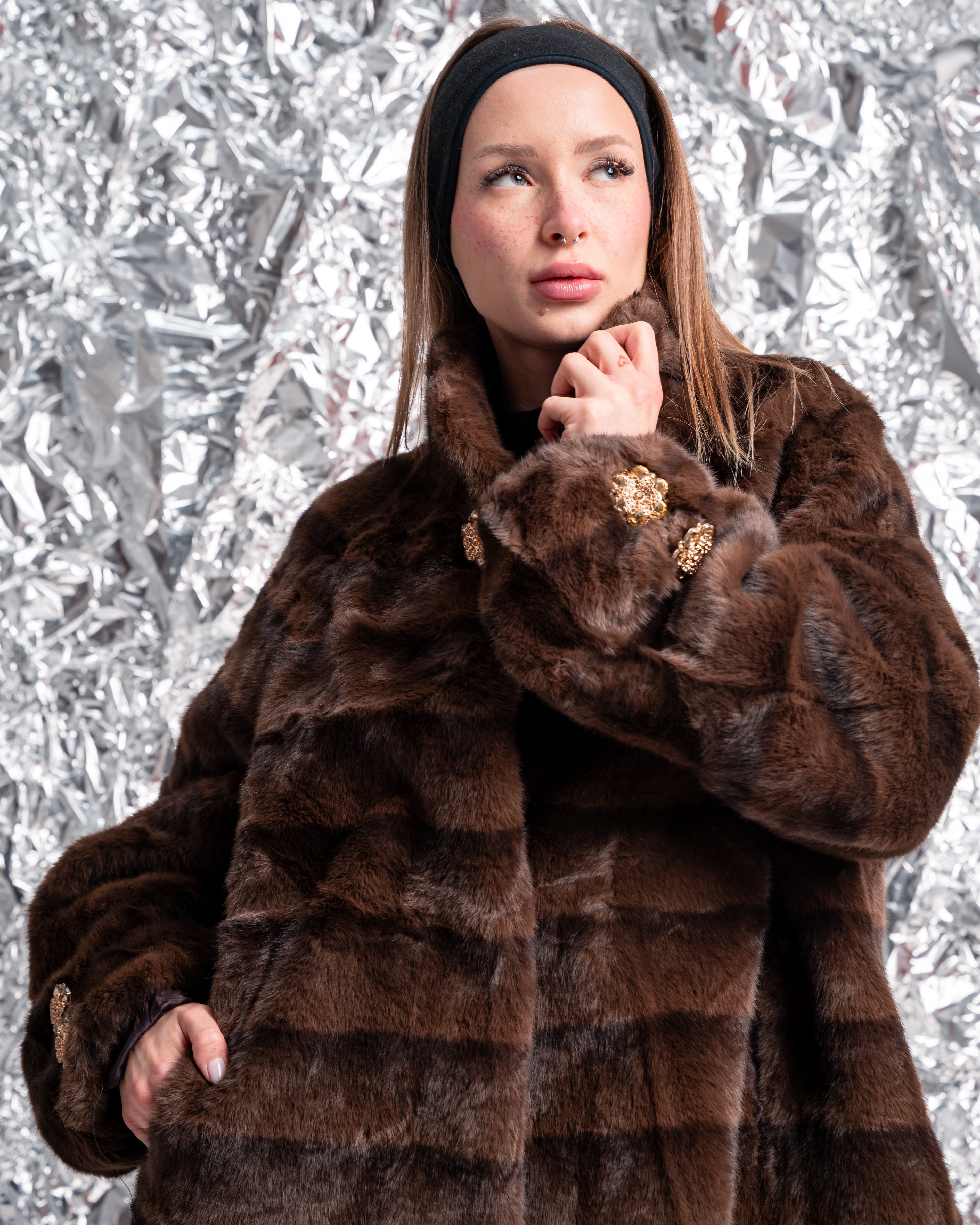 Pelliccia Ecologica Marrone con Dettagli Gioiello – Finta Pelliccia Donna con Tasche
