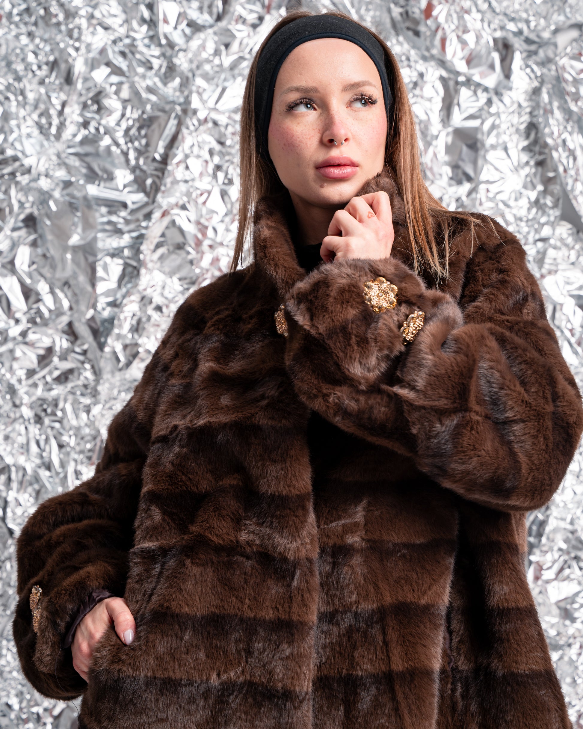 Pelliccia Ecologica Marrone con Dettagli Gioiello – Finta Pelliccia Donna con Tasche