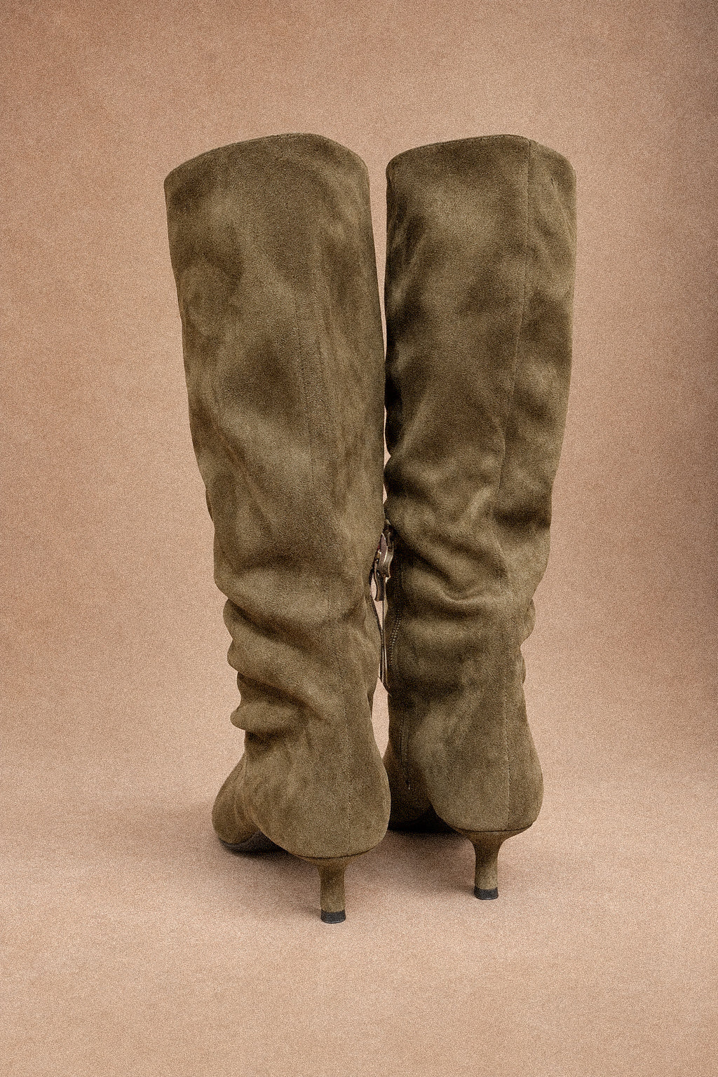 Stivale Donna Taupe Effetto Camoscio a Punta con Tacco 4cm e Zip Interna