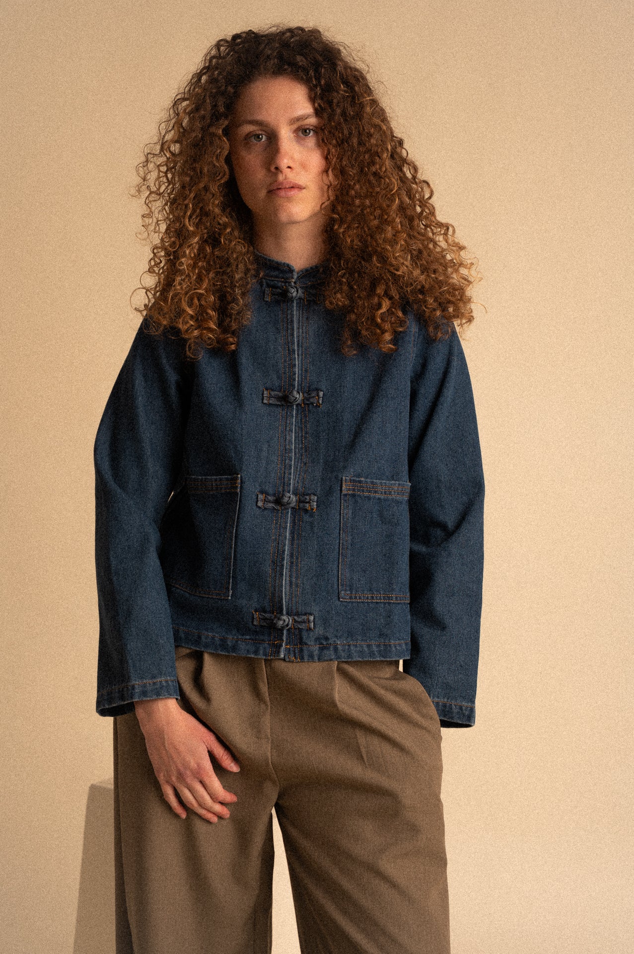 Giacca mandarin collet in Denim con Chiusura frog closure