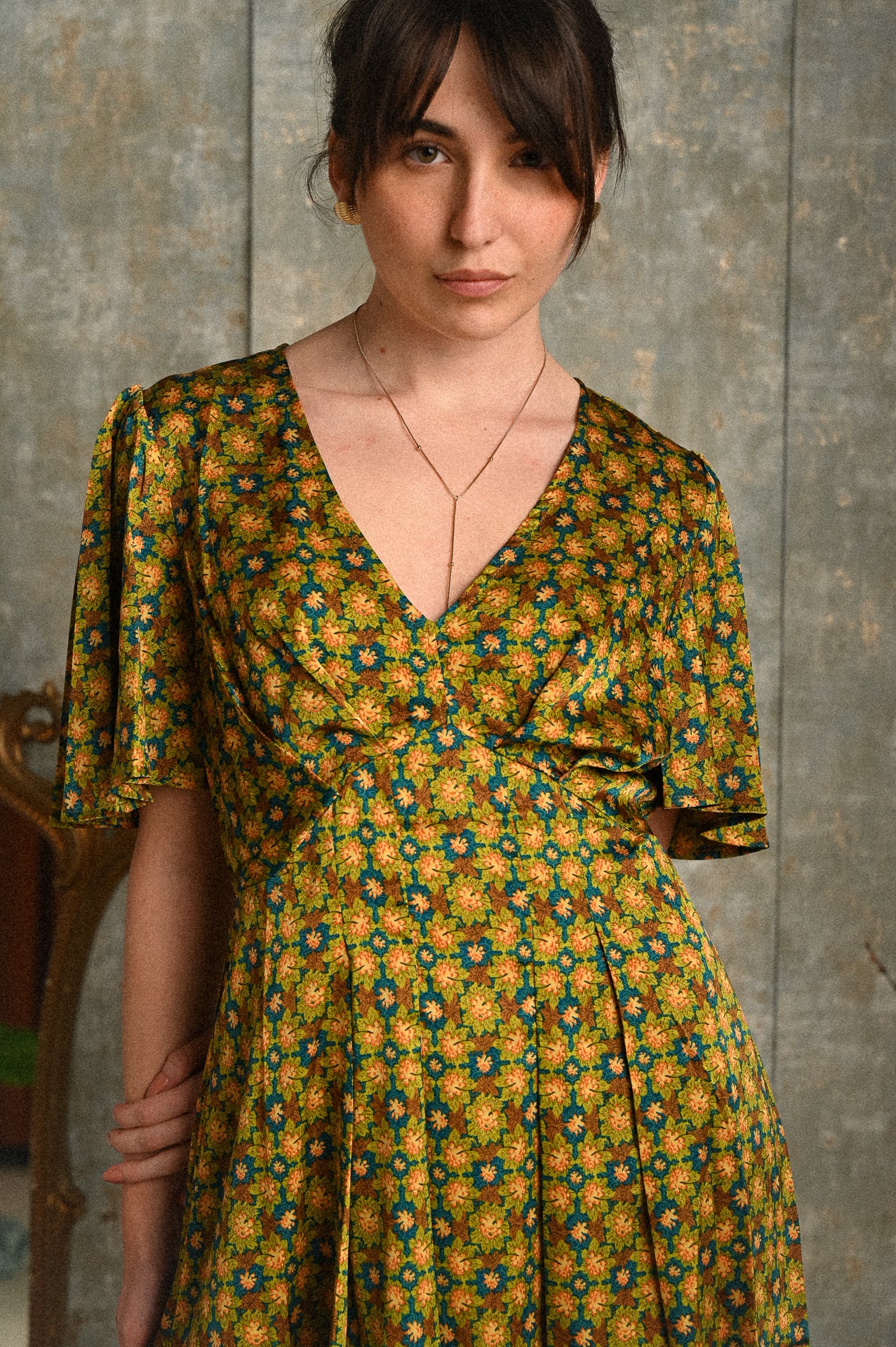 Abito Lavinia Corto Fantasia Effetto Raso con Scollo a V