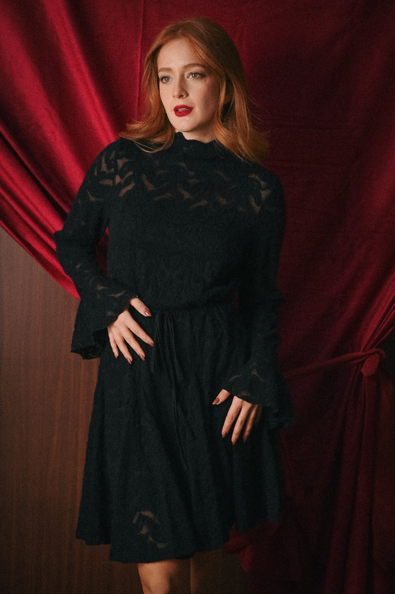 Abito Nero con Lavorazione Traforata: Sofisticatezza e Trasparenze