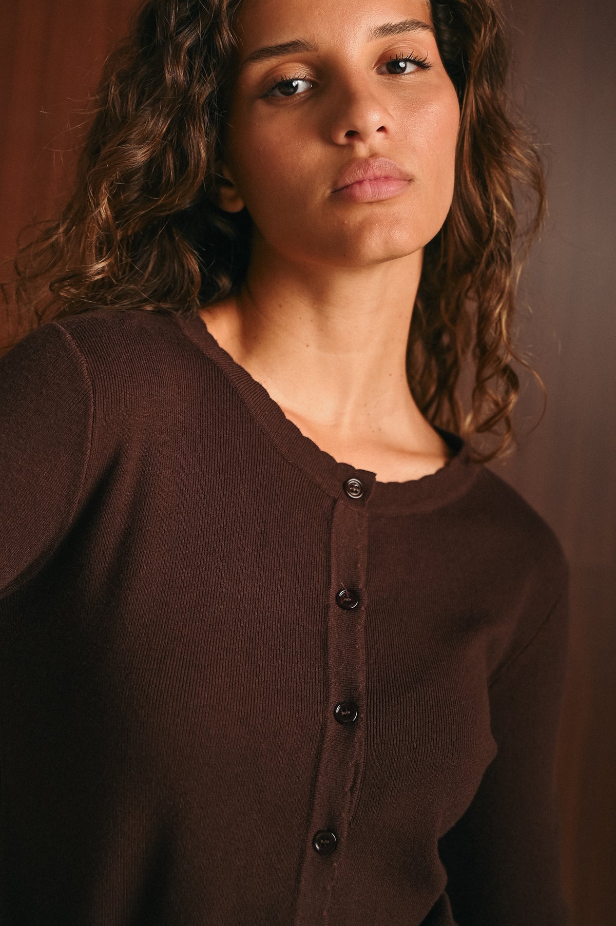 Cardigan donna color cioccolato con bottoni e scollo rotondo