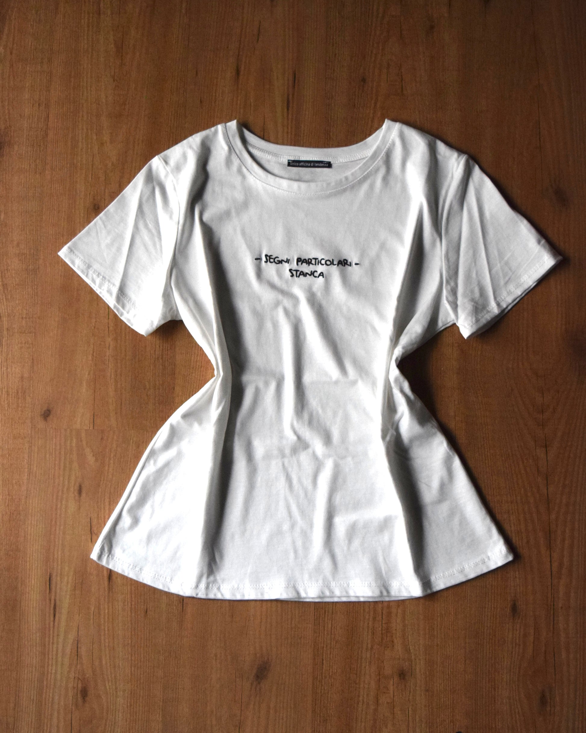 T-shirt bianche con scritte ricamate