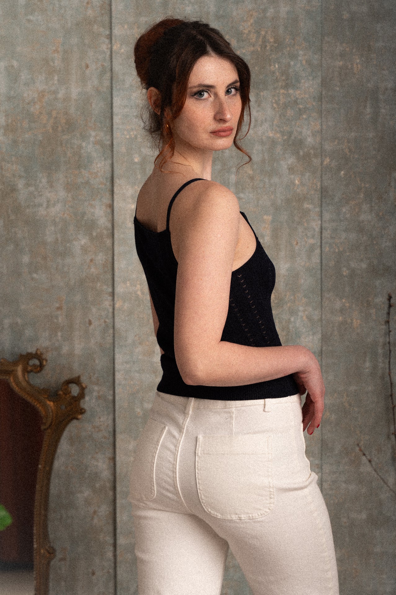 Top Mirtillo blu notte in maglia traforata con spalline sottili