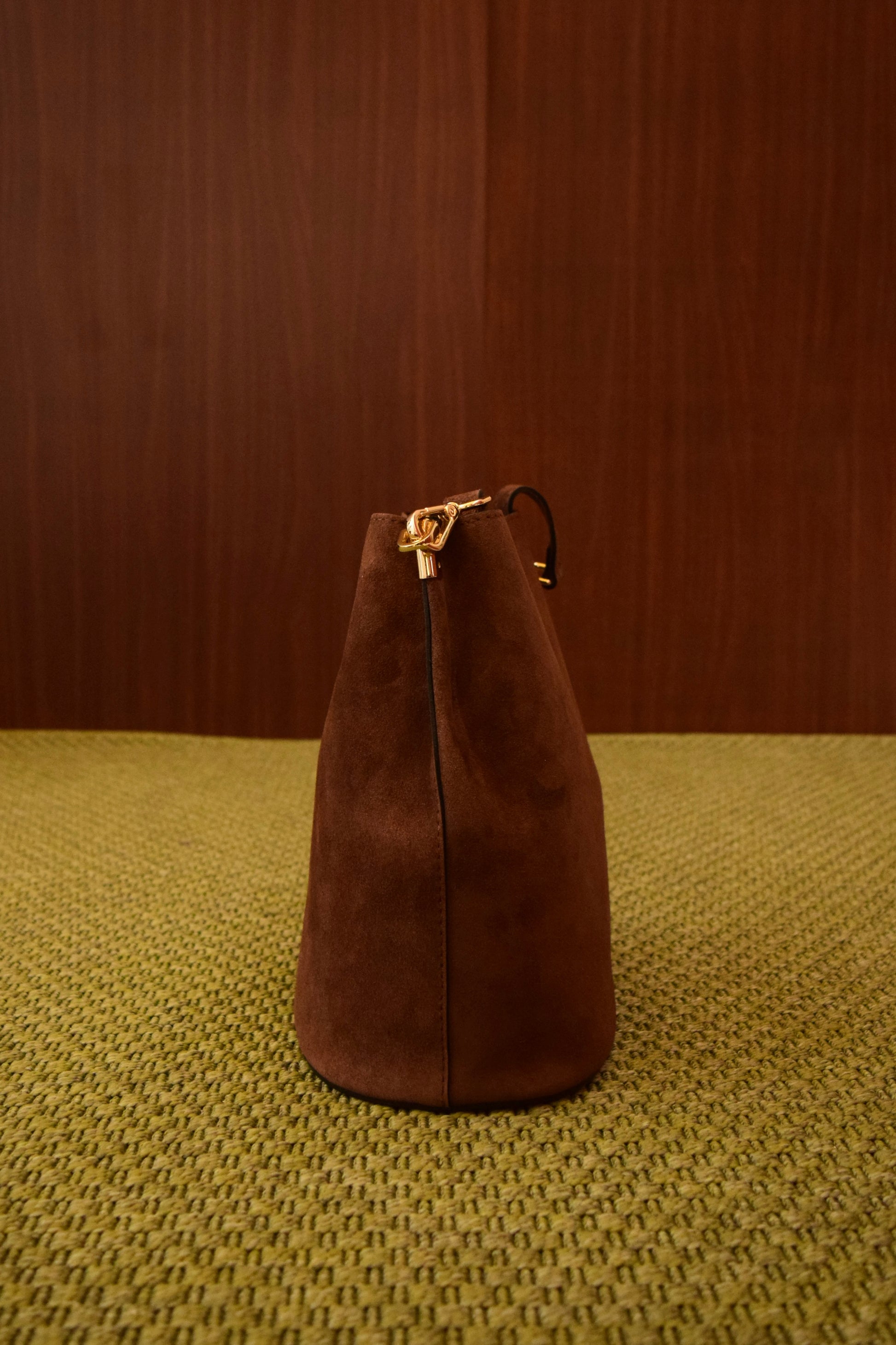 Borsa secchiello color cuoio in pelle scamosciata
