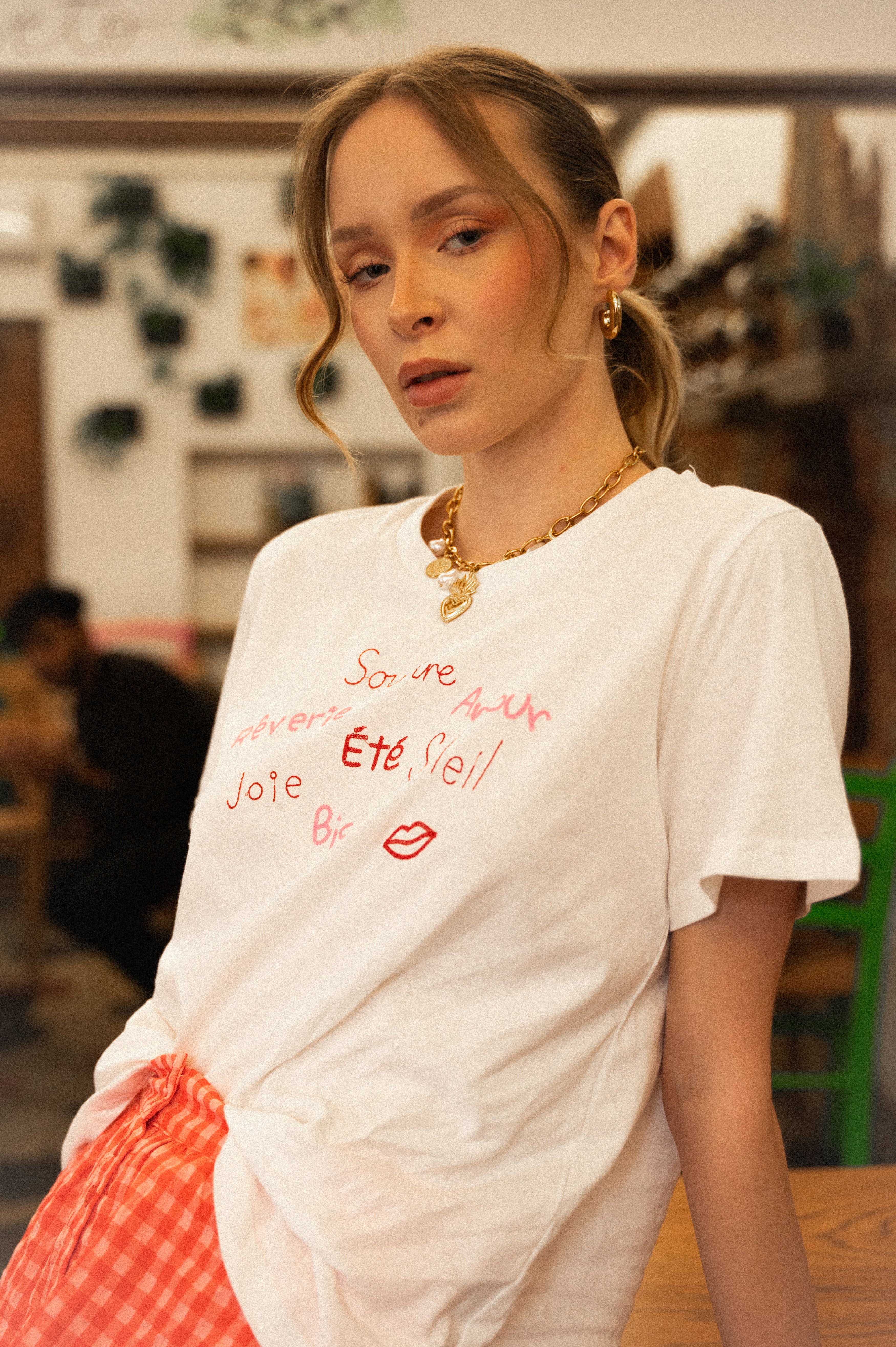 T-shirt bianca con scritte ricamate