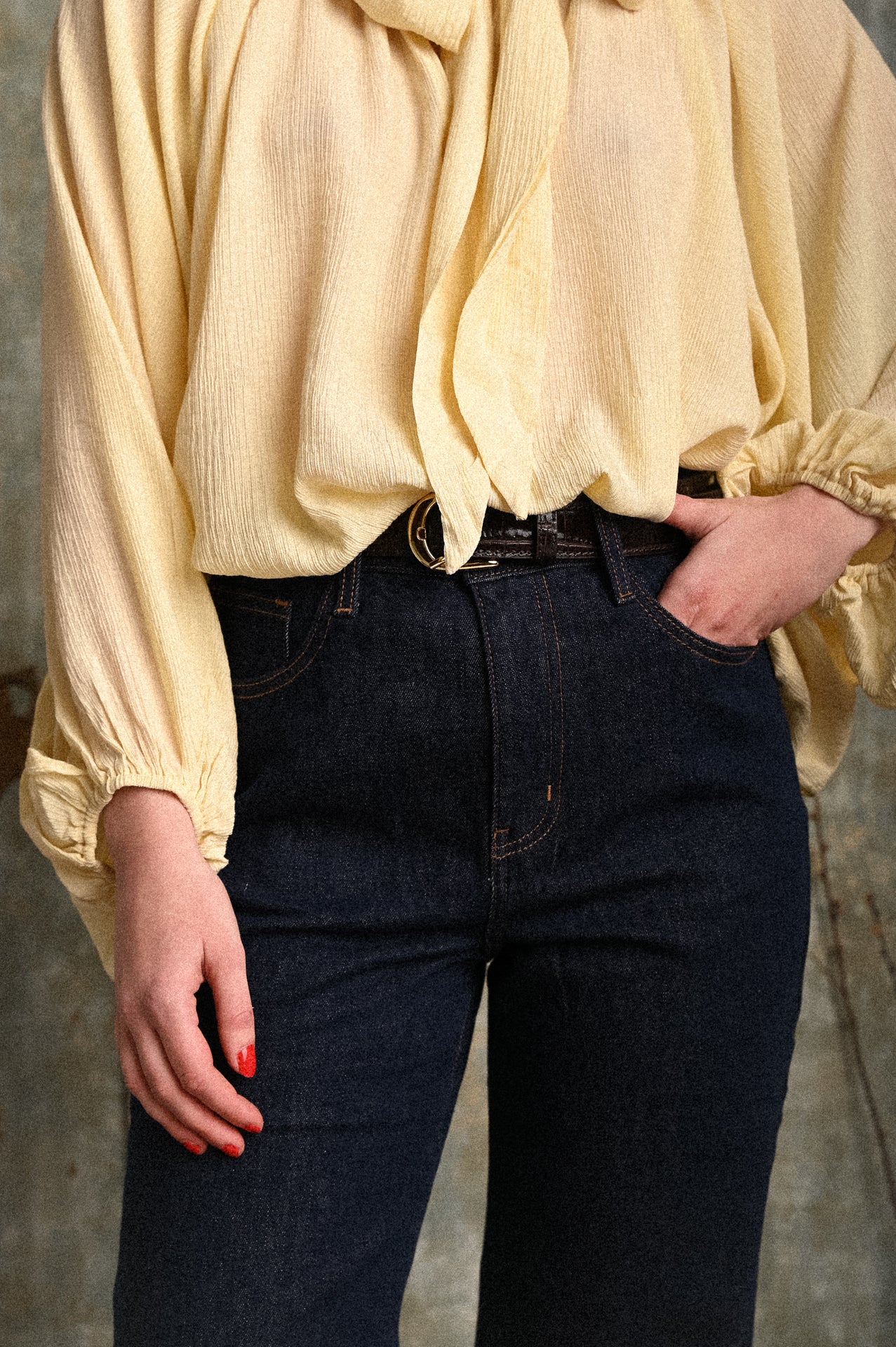 Blusa donna color burro con fiocco al collo e maniche ampie