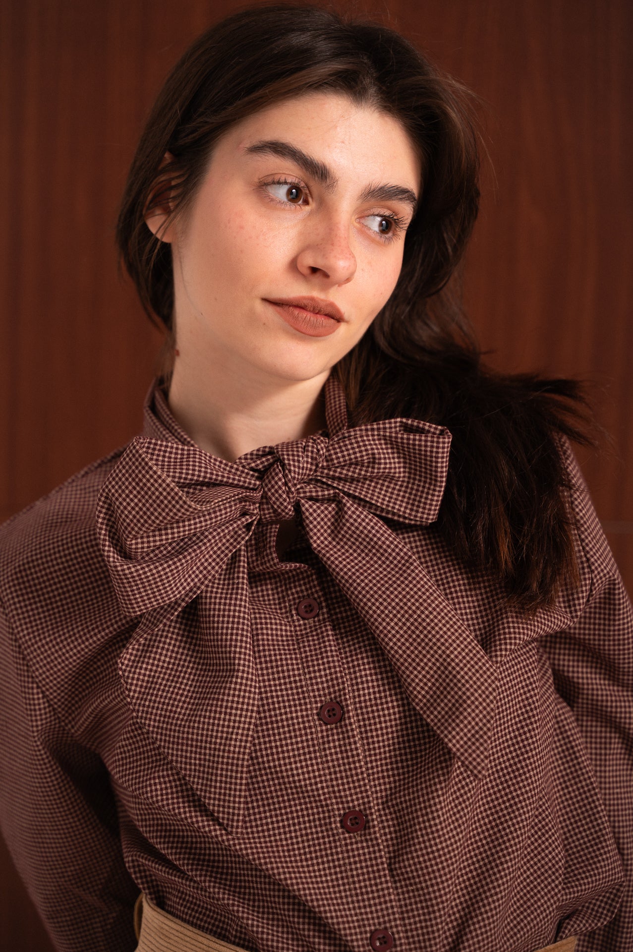 Camicia a micro fantasia con fiocco regolabile