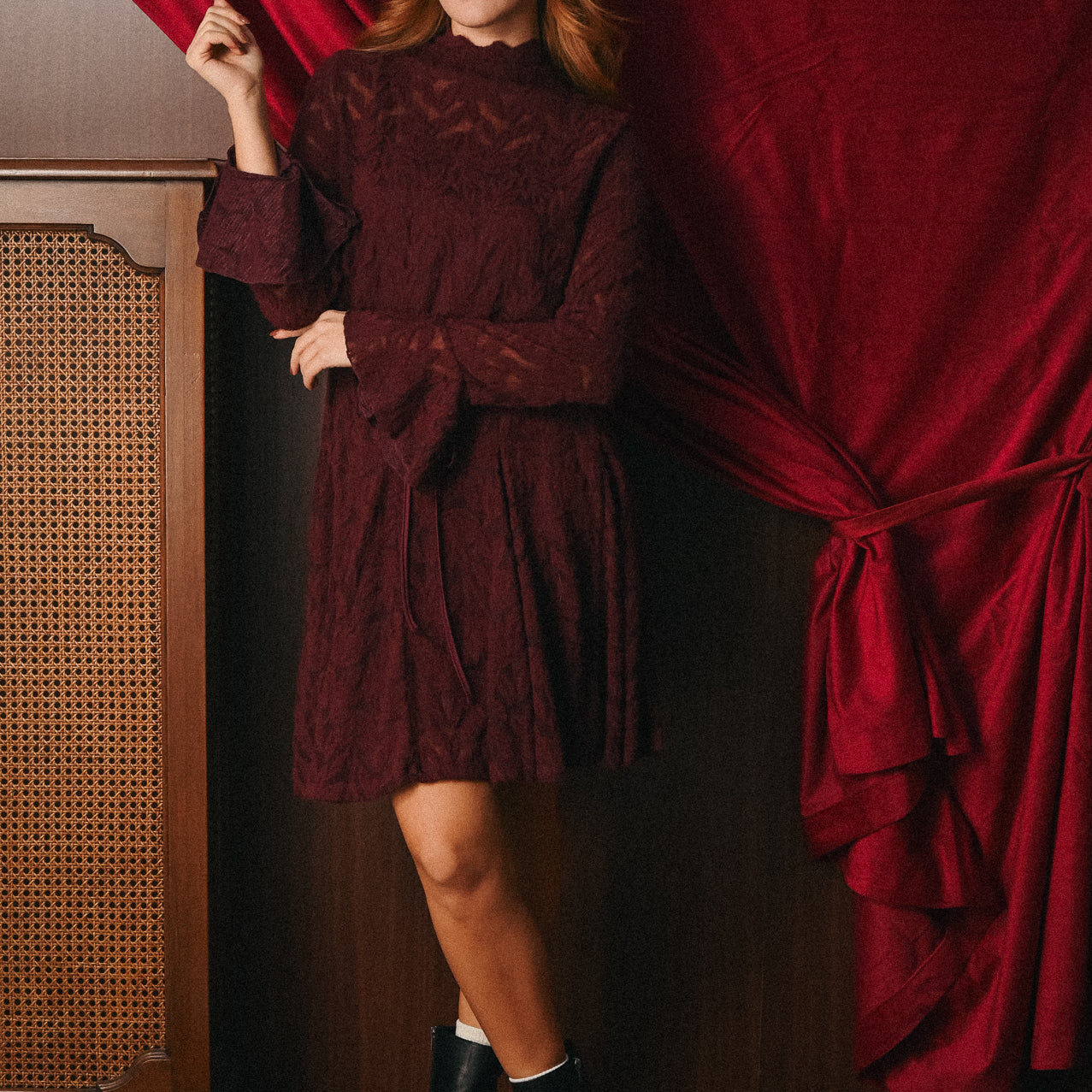 Abito bordeaux con Lavorazione Traforata: Sofisticatezza e Trasparenze