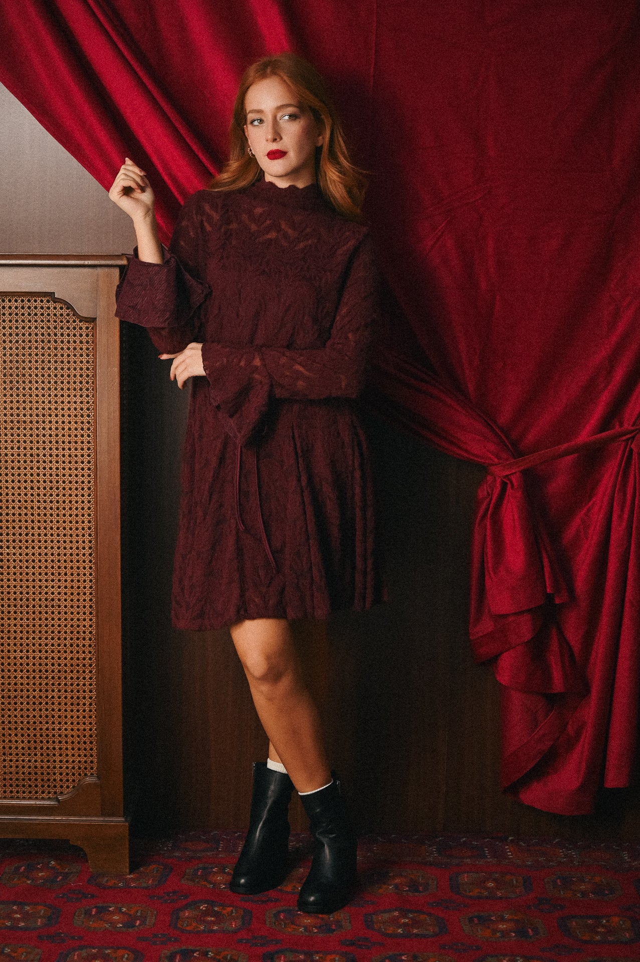 Abito bordeaux con Lavorazione Traforata: Sofisticatezza e Trasparenze