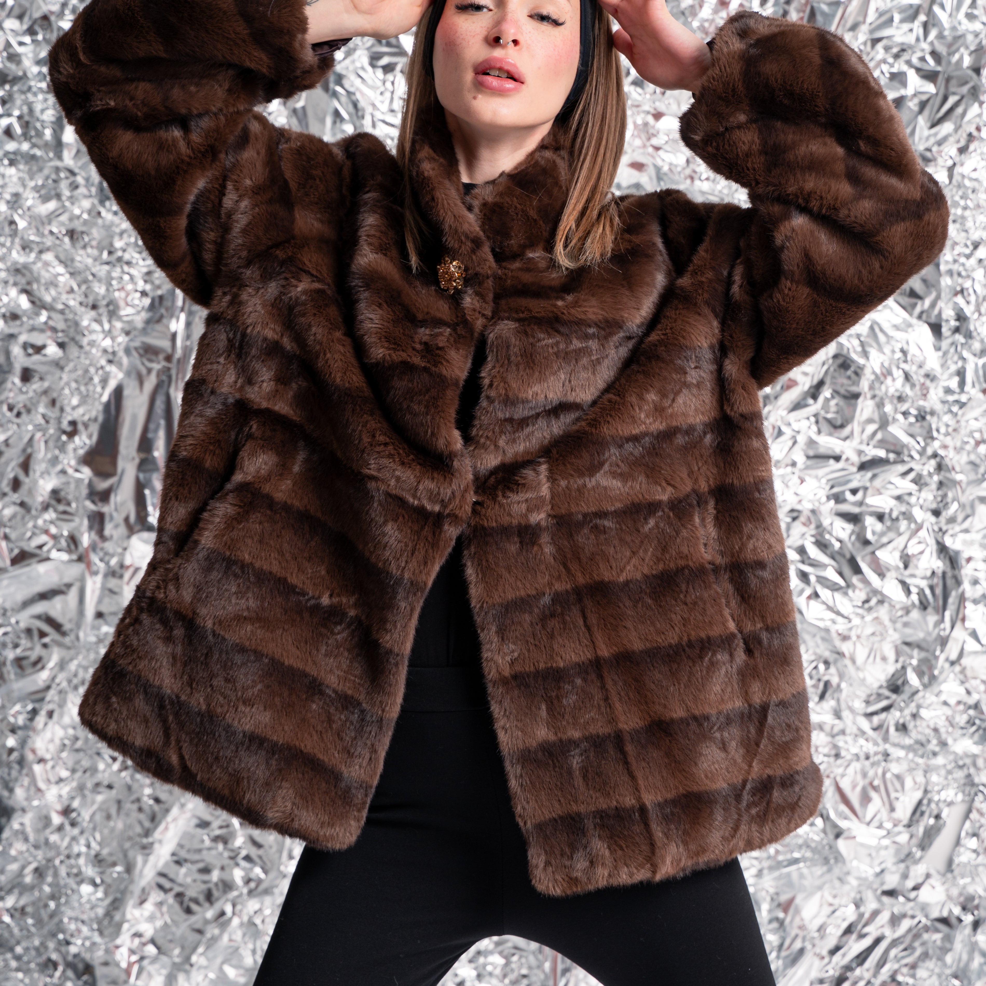 Pelliccia Ecologica Marrone con Dettagli Gioiello – Finta Pelliccia Donna con Tasche