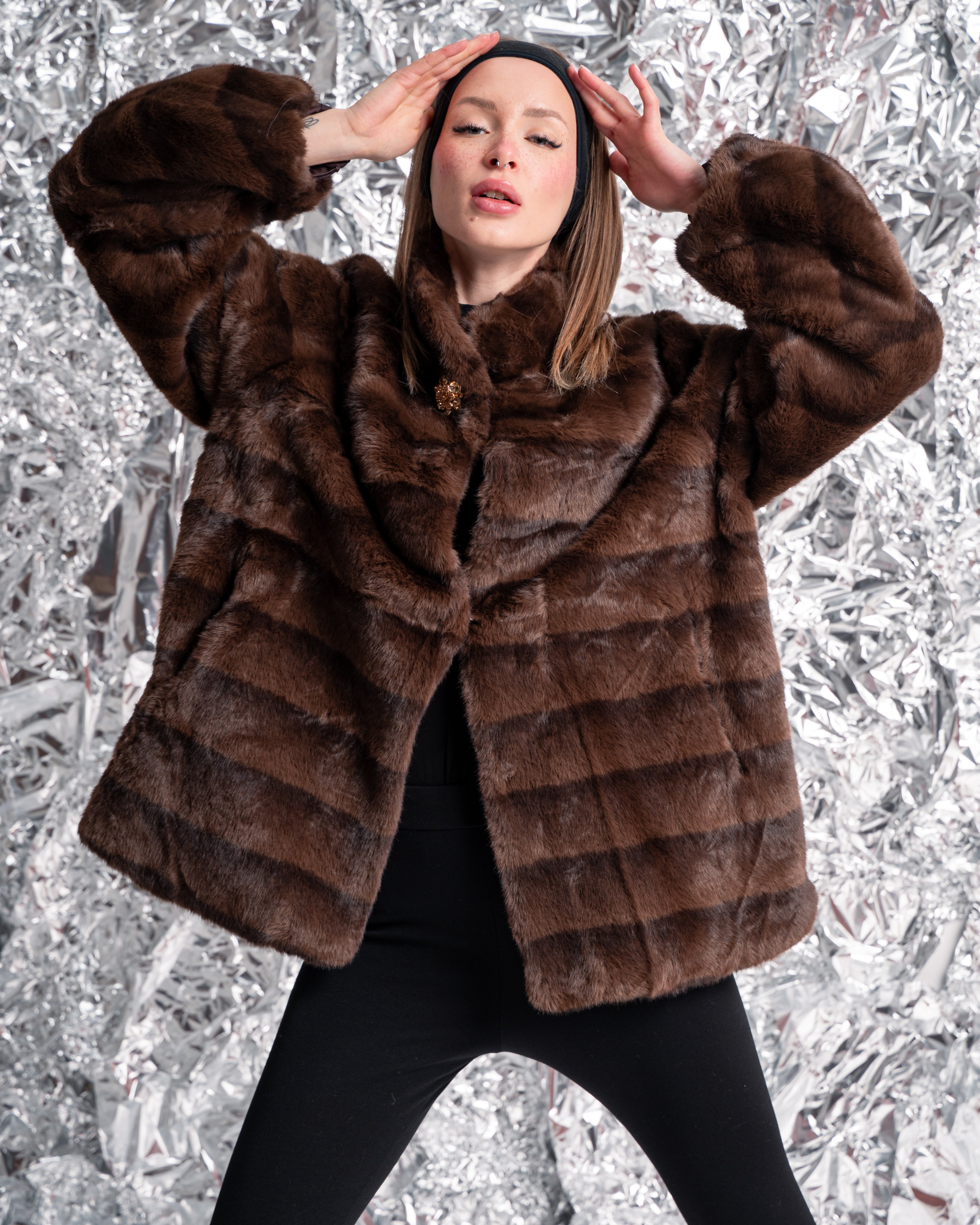 Pelliccia Ecologica Marrone con Dettagli Gioiello – Finta Pelliccia Donna con Tasche