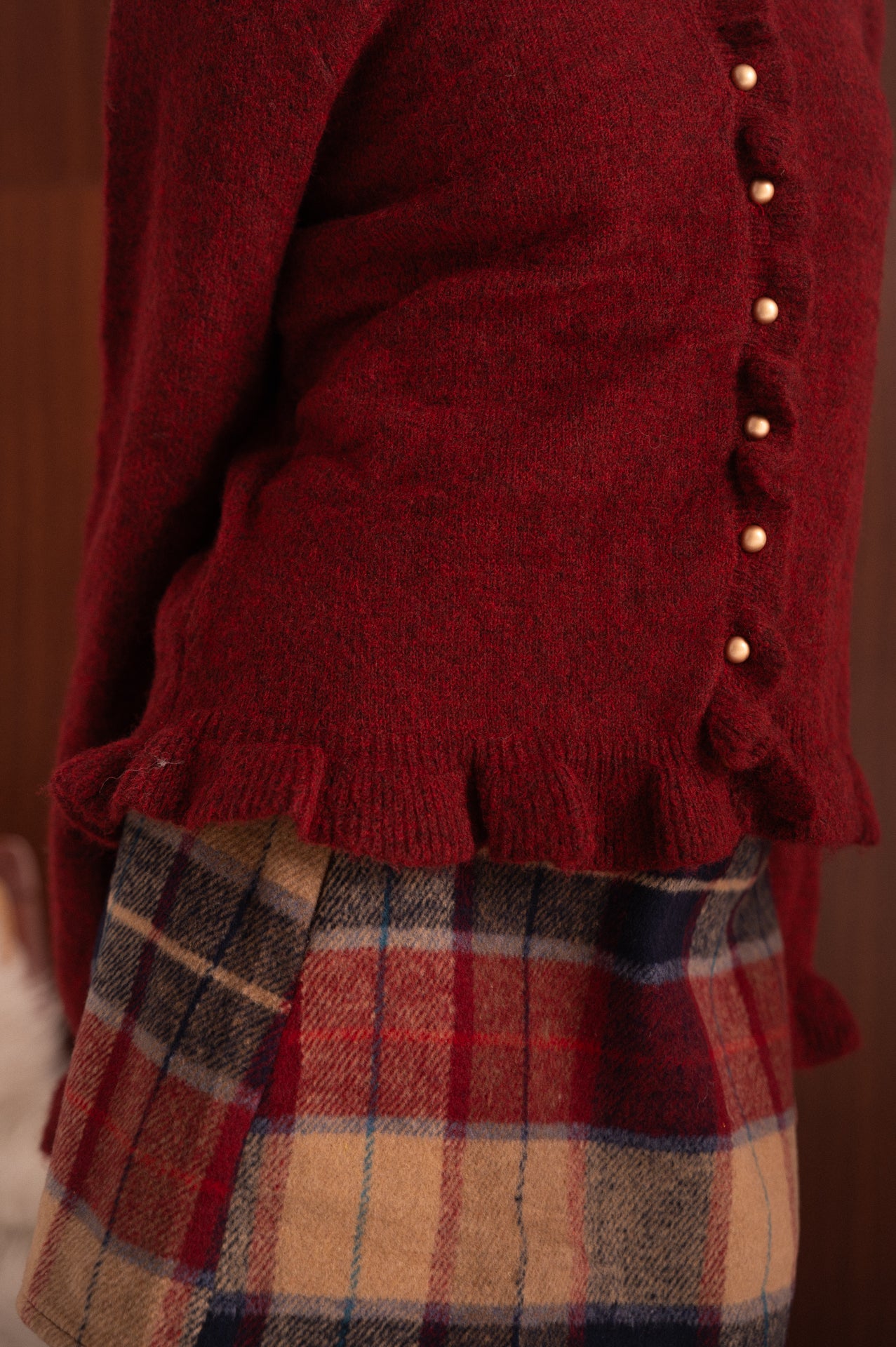 Cardigan bordeaux donna con bottoni dorati e dettagli volant