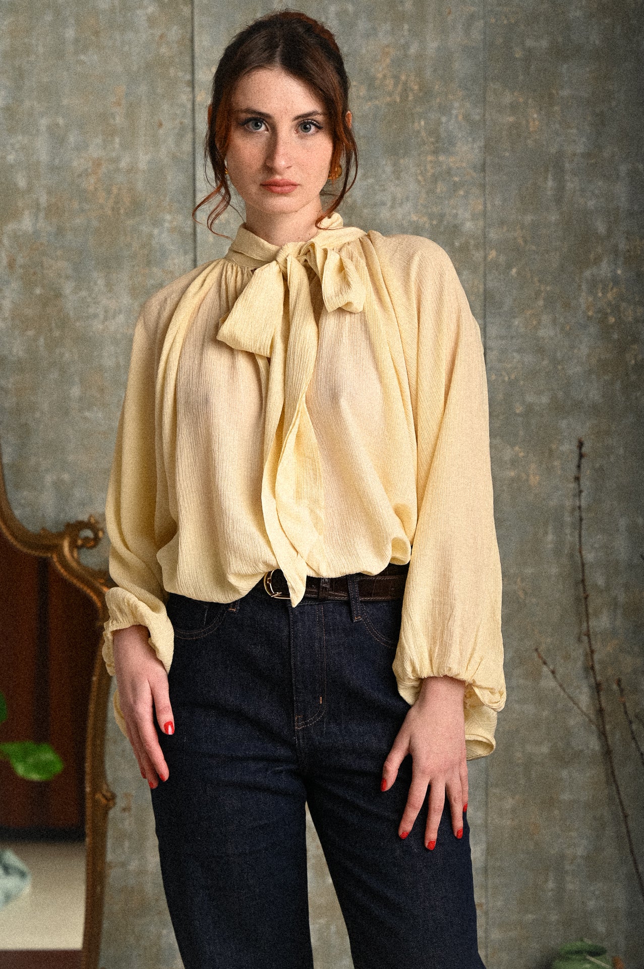 Blusa donna color burro con fiocco al collo e maniche ampie