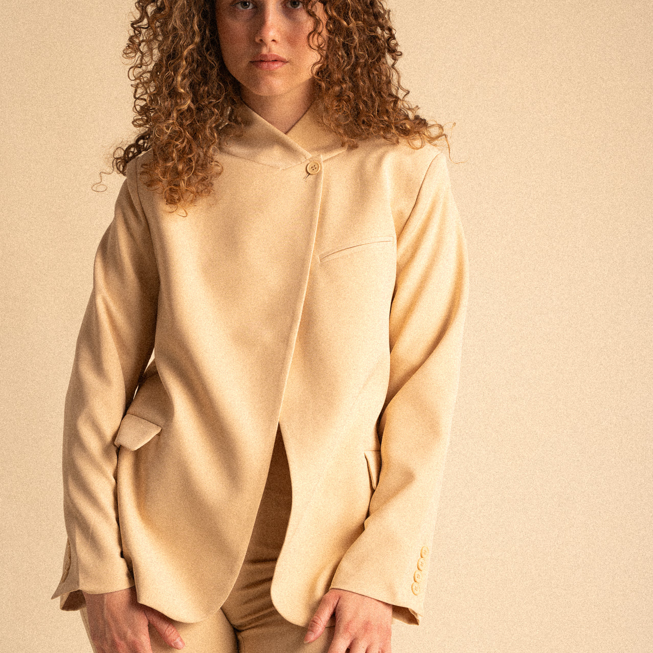 Blazer Donna crema con Chiusura Asimmetrica