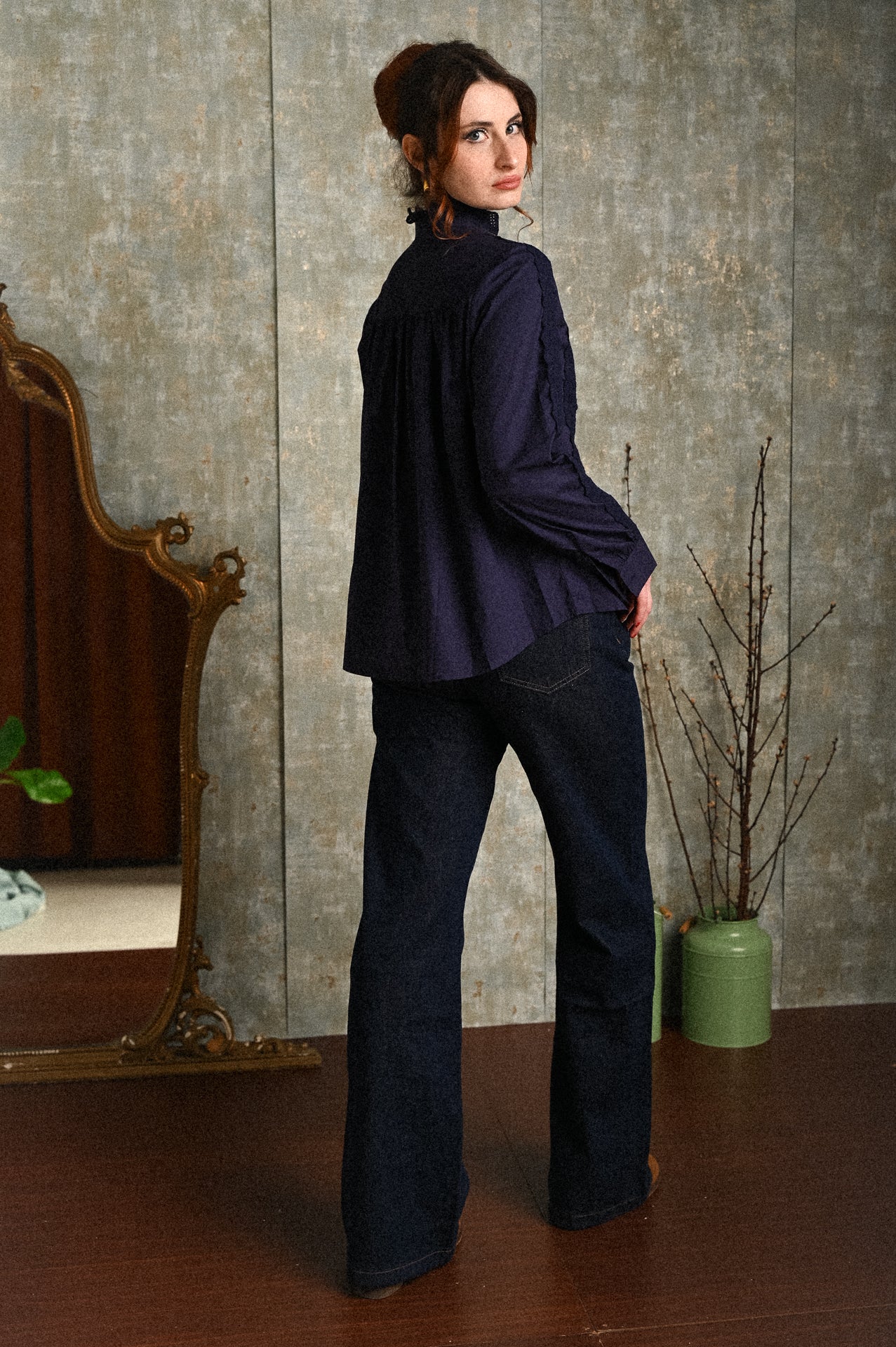 Camicia blu ricamata Achillea – collo alto e dettagli sangallo