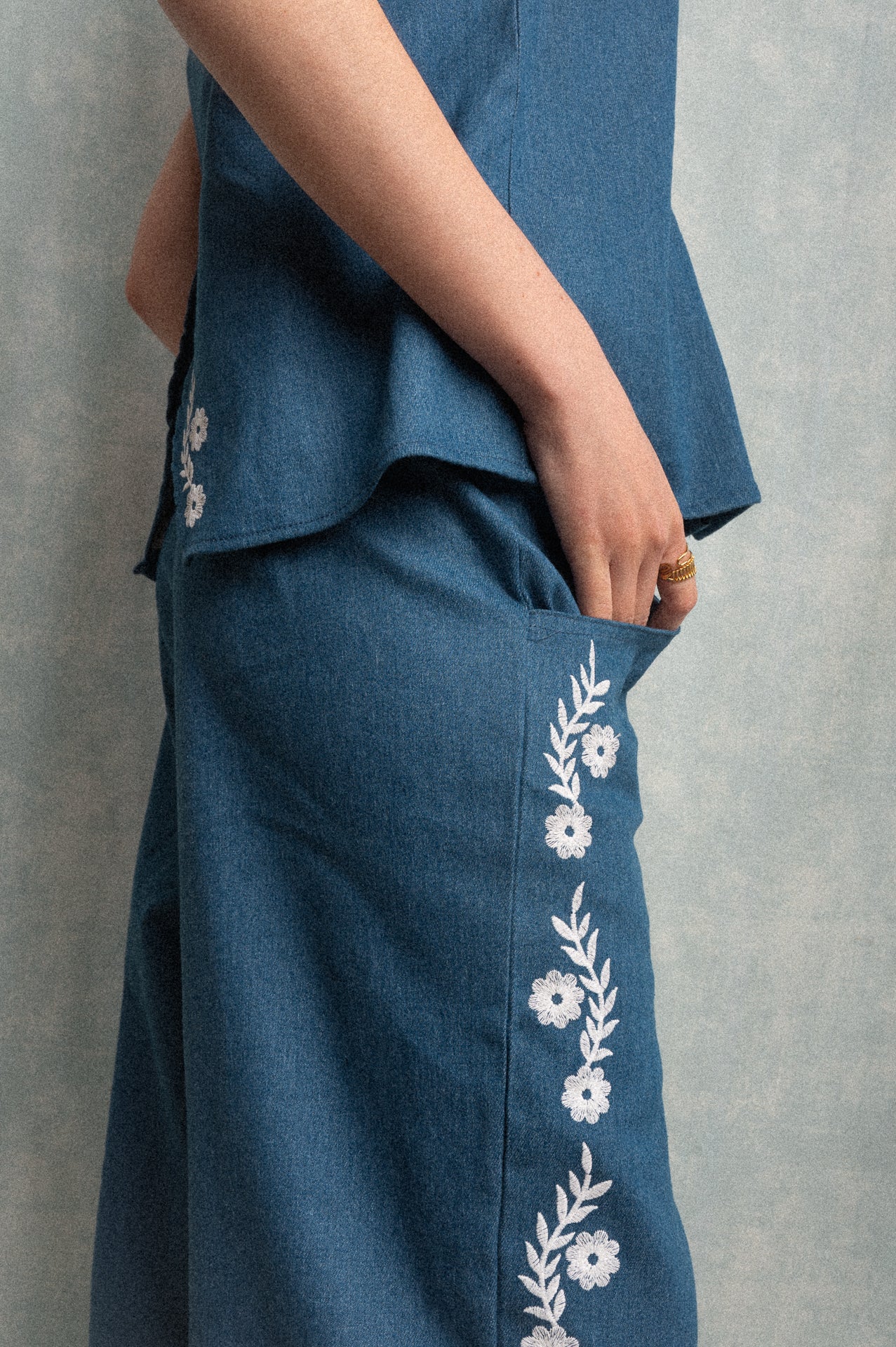 Jeans a palazzo con ricami