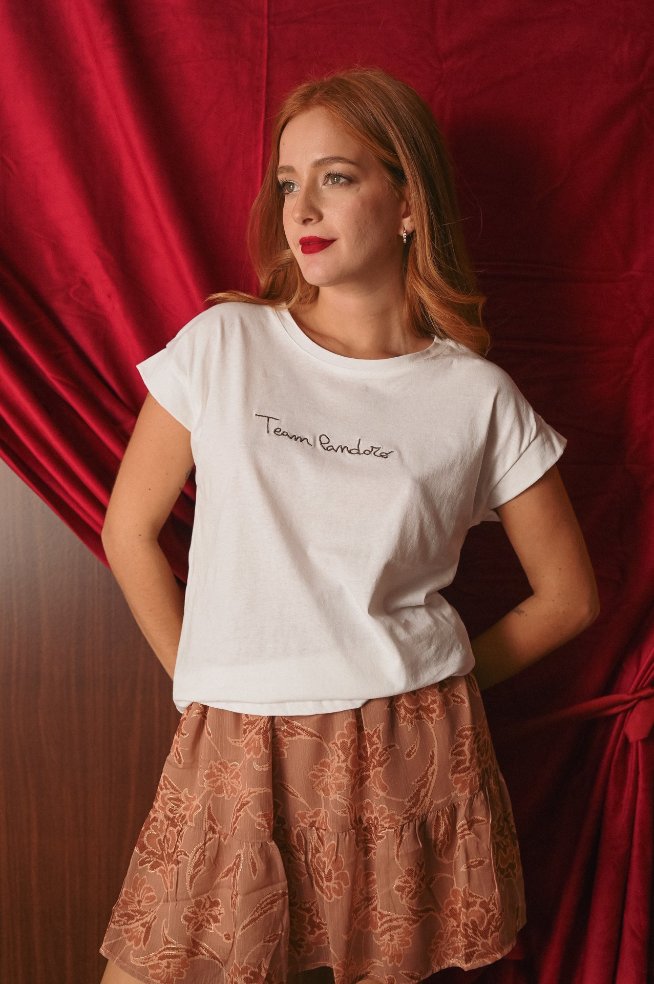 T-shirt bianca con scritta ricamata in filo marrone Team pandoro - panettone