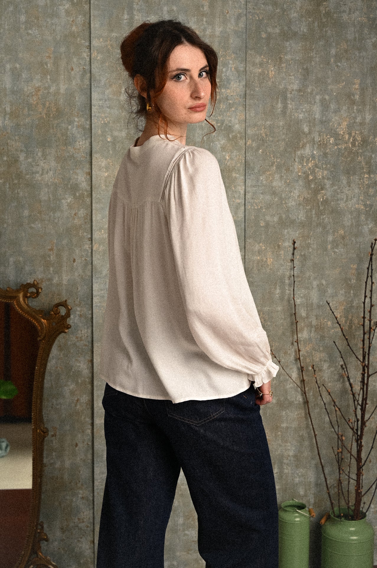 Blusa bianca donna Clotilde con ricami traforati e scollo a V – camicia in cotone