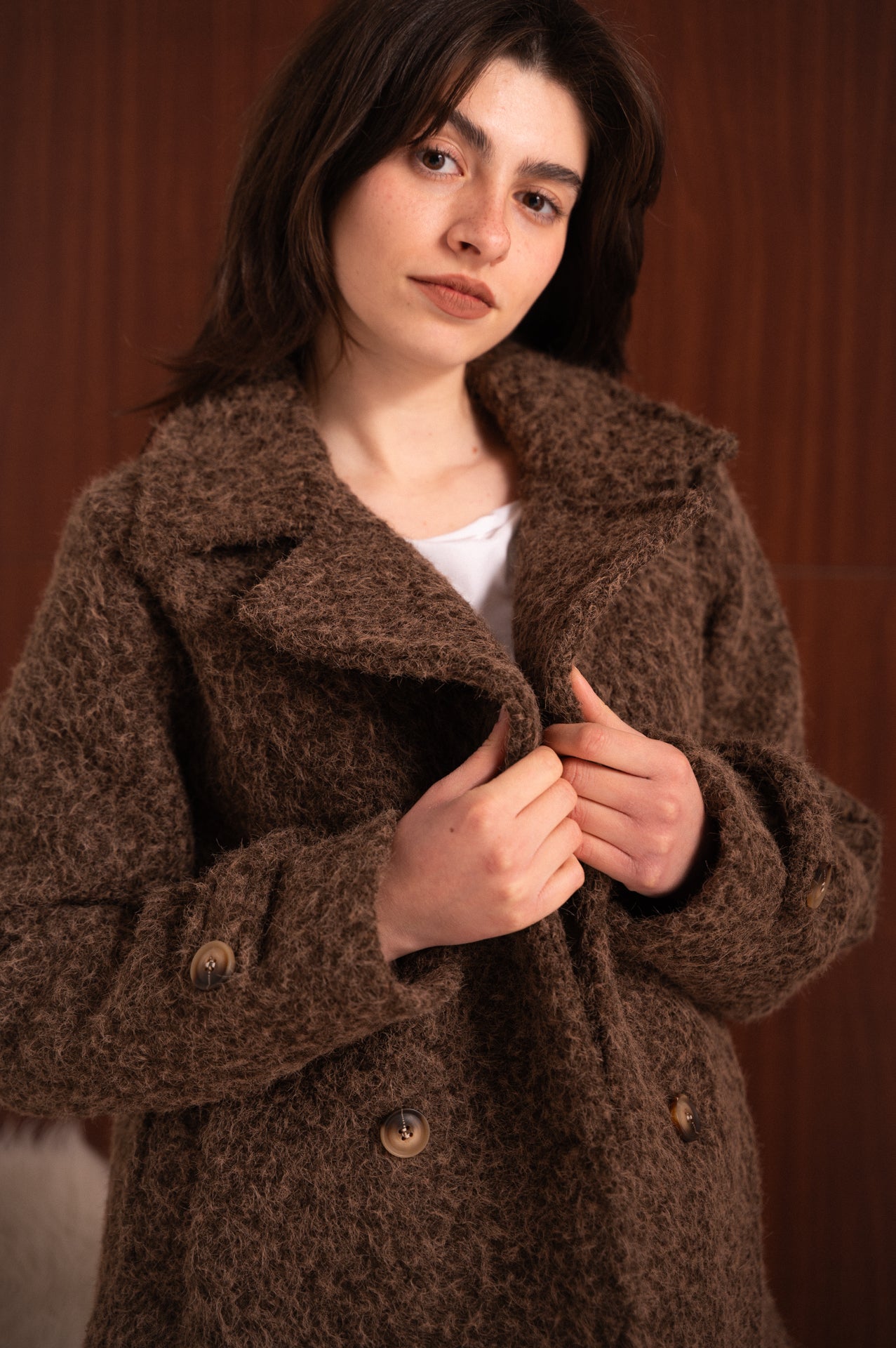 Cappotto corto marrone dal taglio sartoriale con tasche laterali