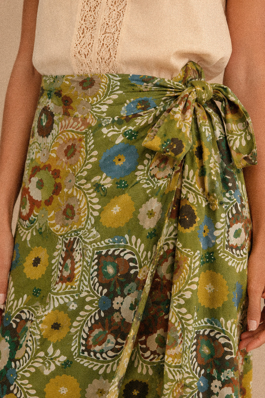 Gonna “Olive Bloom” – gonna midi a portafoglio con stampa floreale