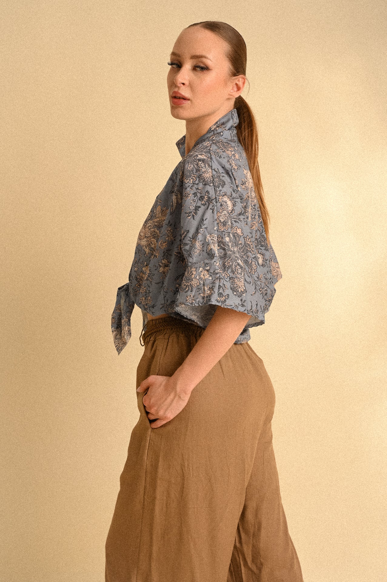 Camicia Aoi Fantasia Floreale con Nodo in Cotone
