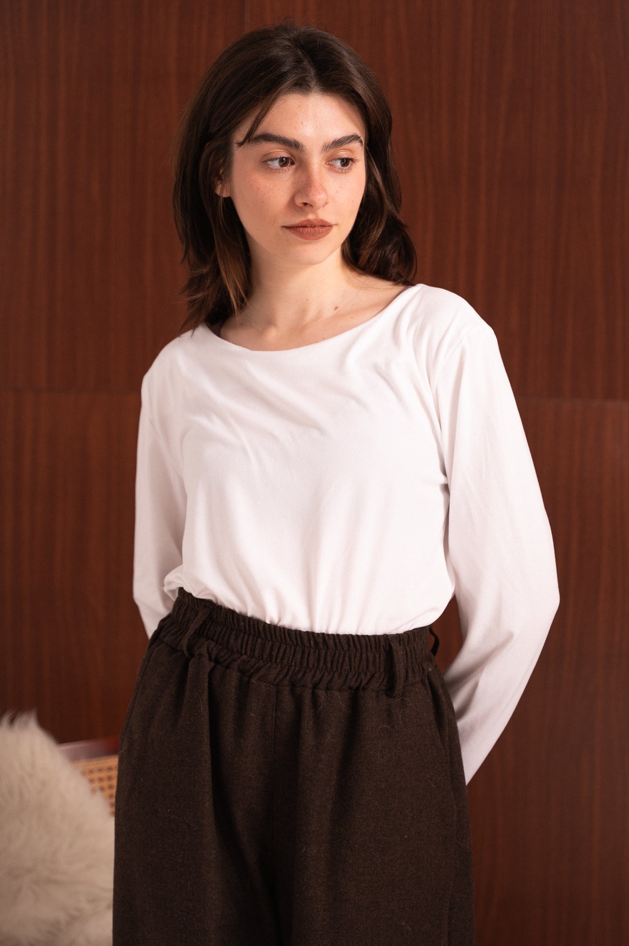 Blusa bianca con scollo a barca