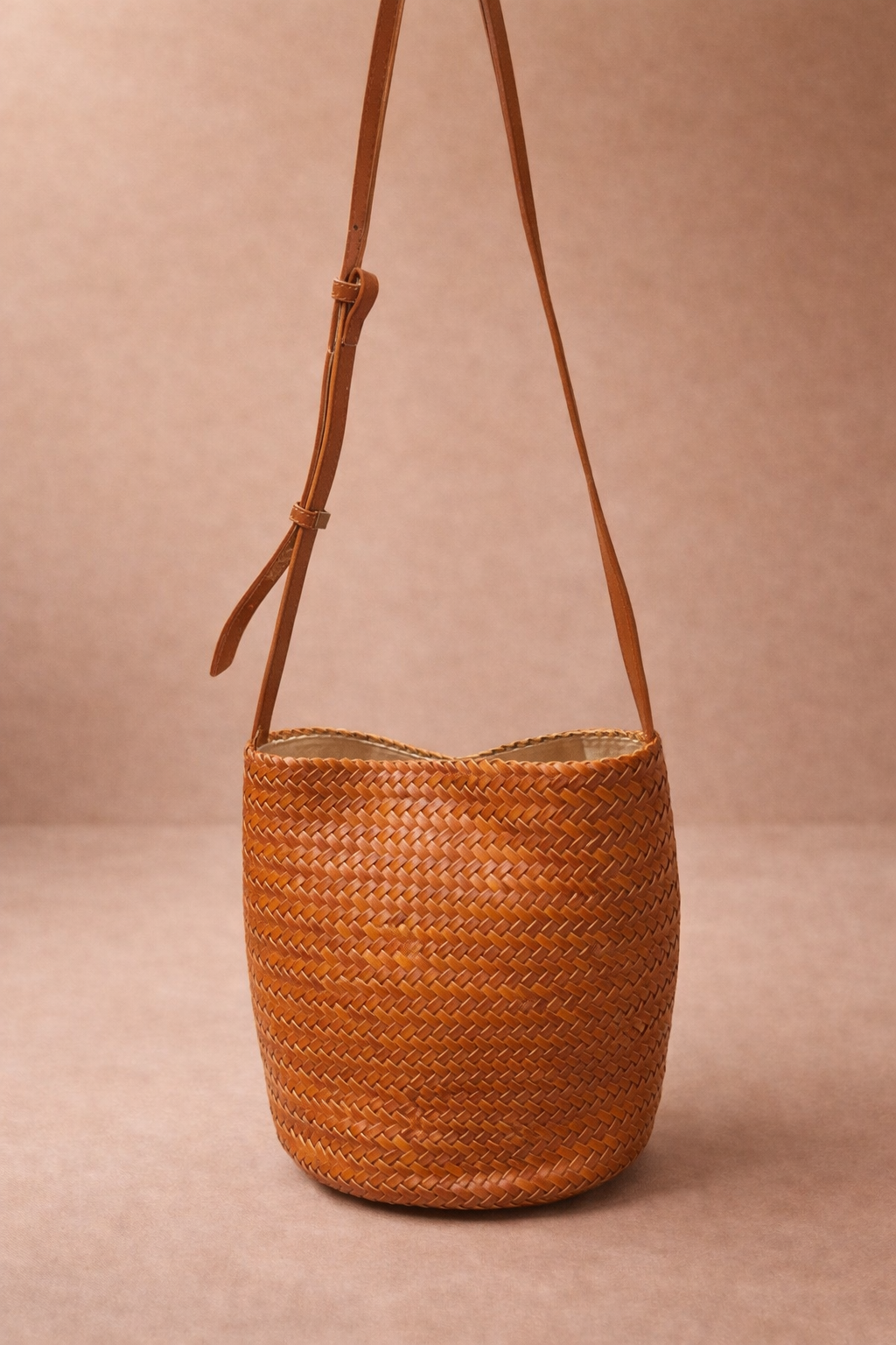 Borsa secchiello in vera pelle intrecciata a mano – Made in Italy | Colore cuoio