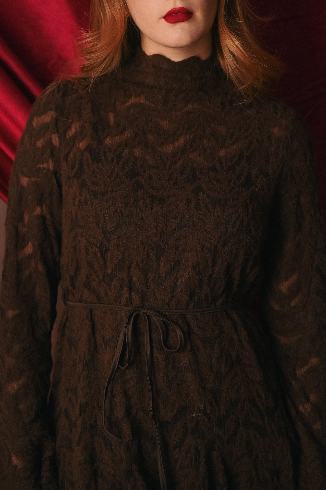 Abito corto marrone con Lavorazione Traforata: Sofisticatezza e Trasparenze