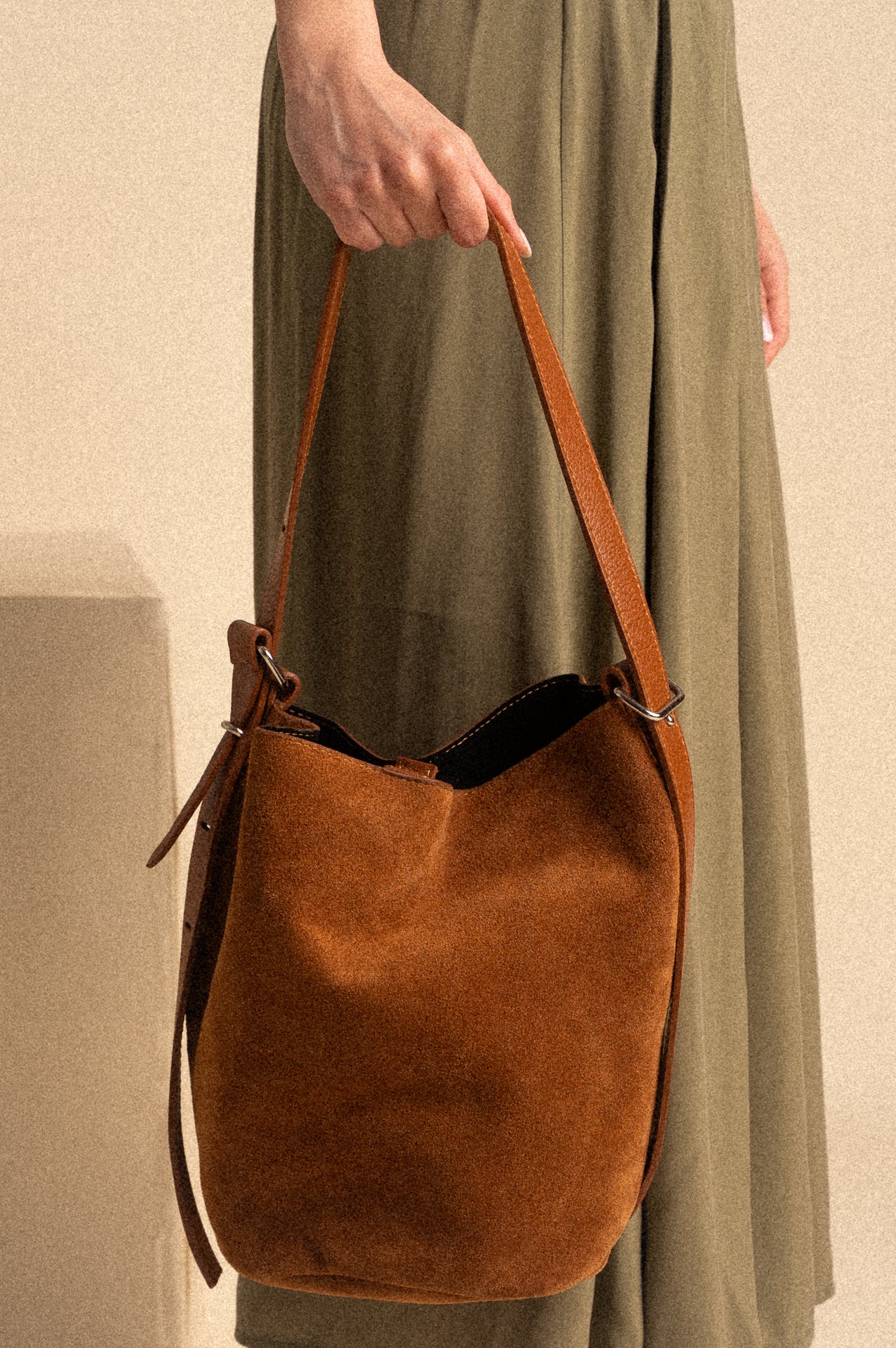 Borsa Secchiello Tribeca – Pelle Camoscio Tabacco con Tracolla Regolabile