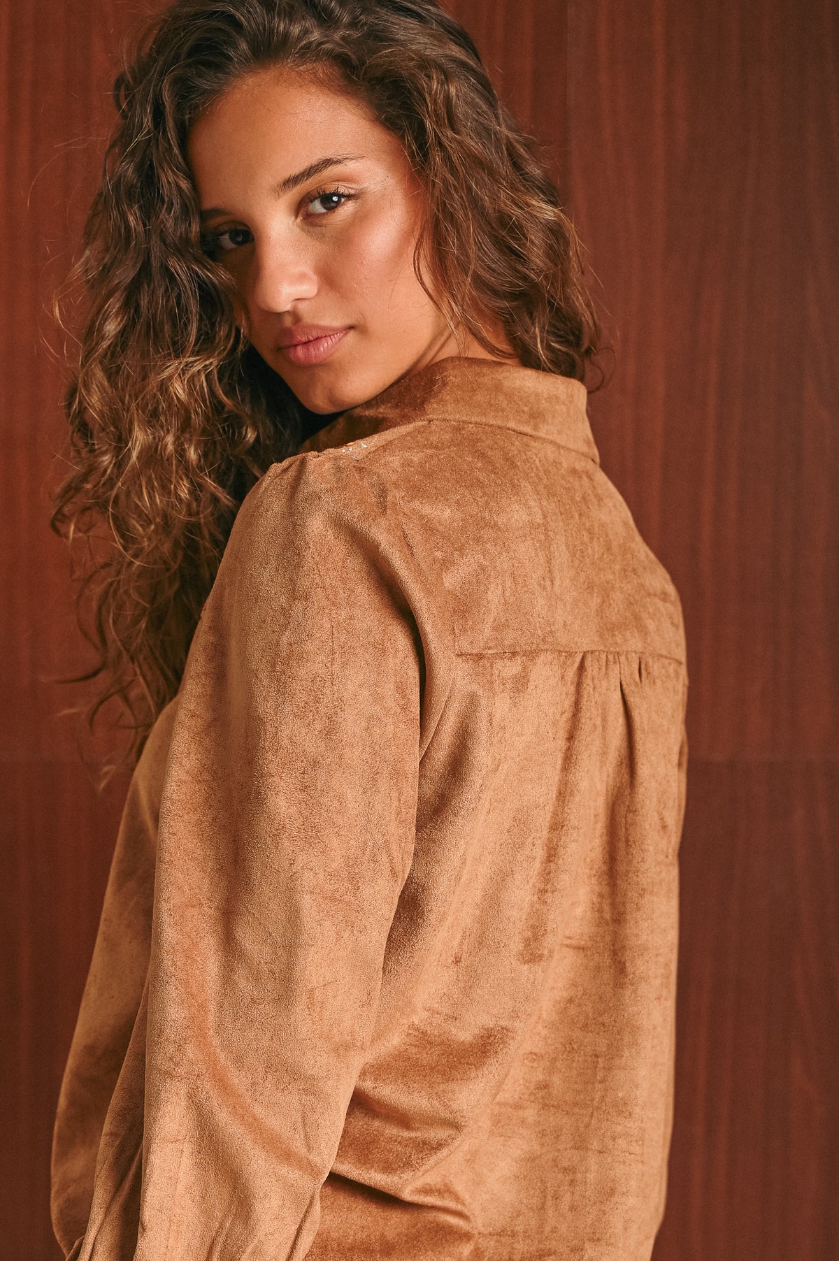 Camicia donna effetto suede color cammello con ricami floreali
