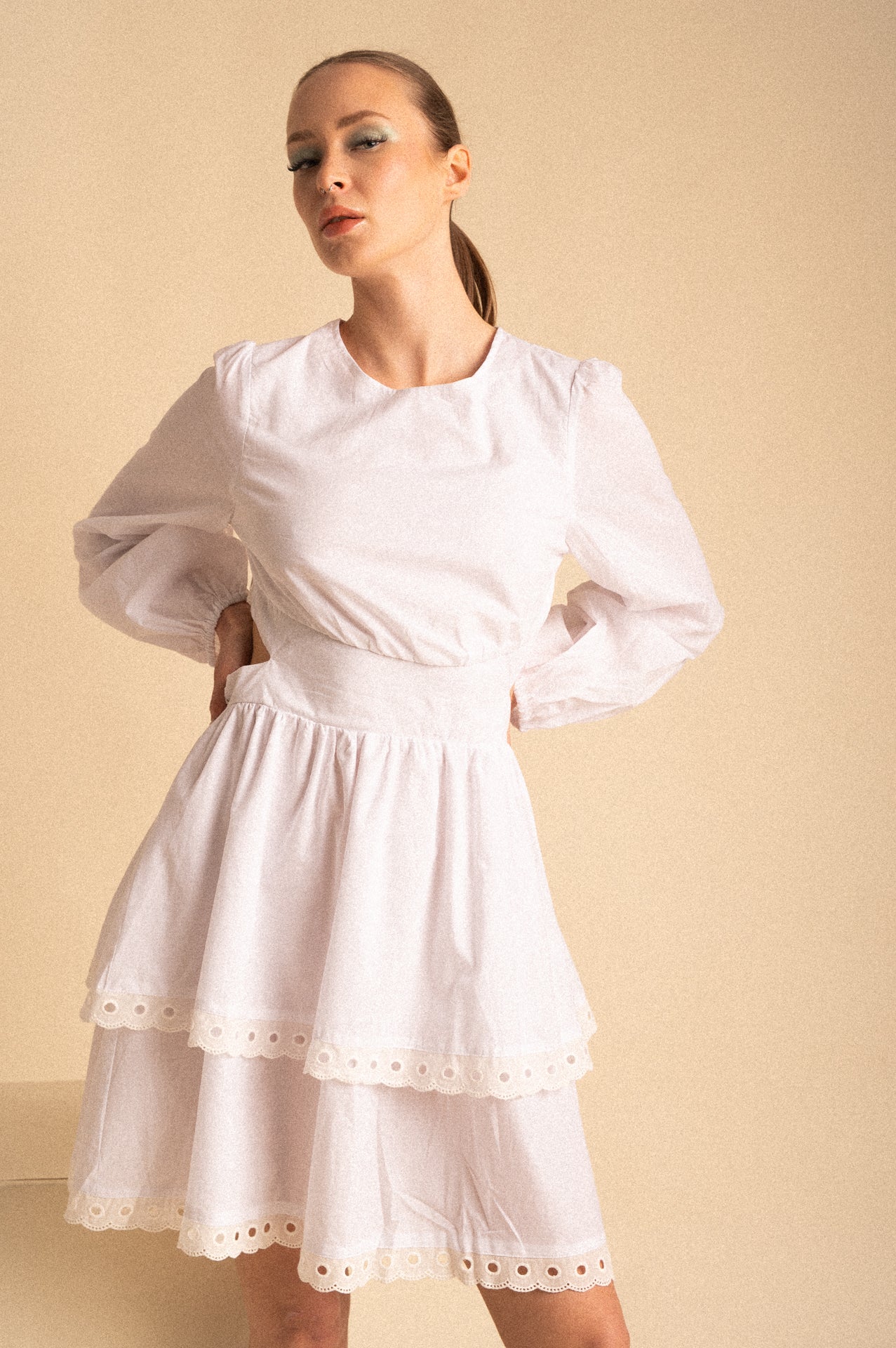 Abito Corto in Cotone Bianco con Schiena Aperta e Inserti Ricamati