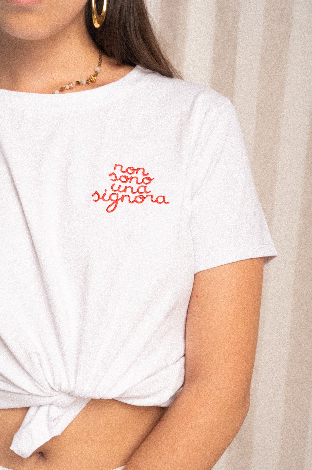 T-shirt bianca con scritta ricamata