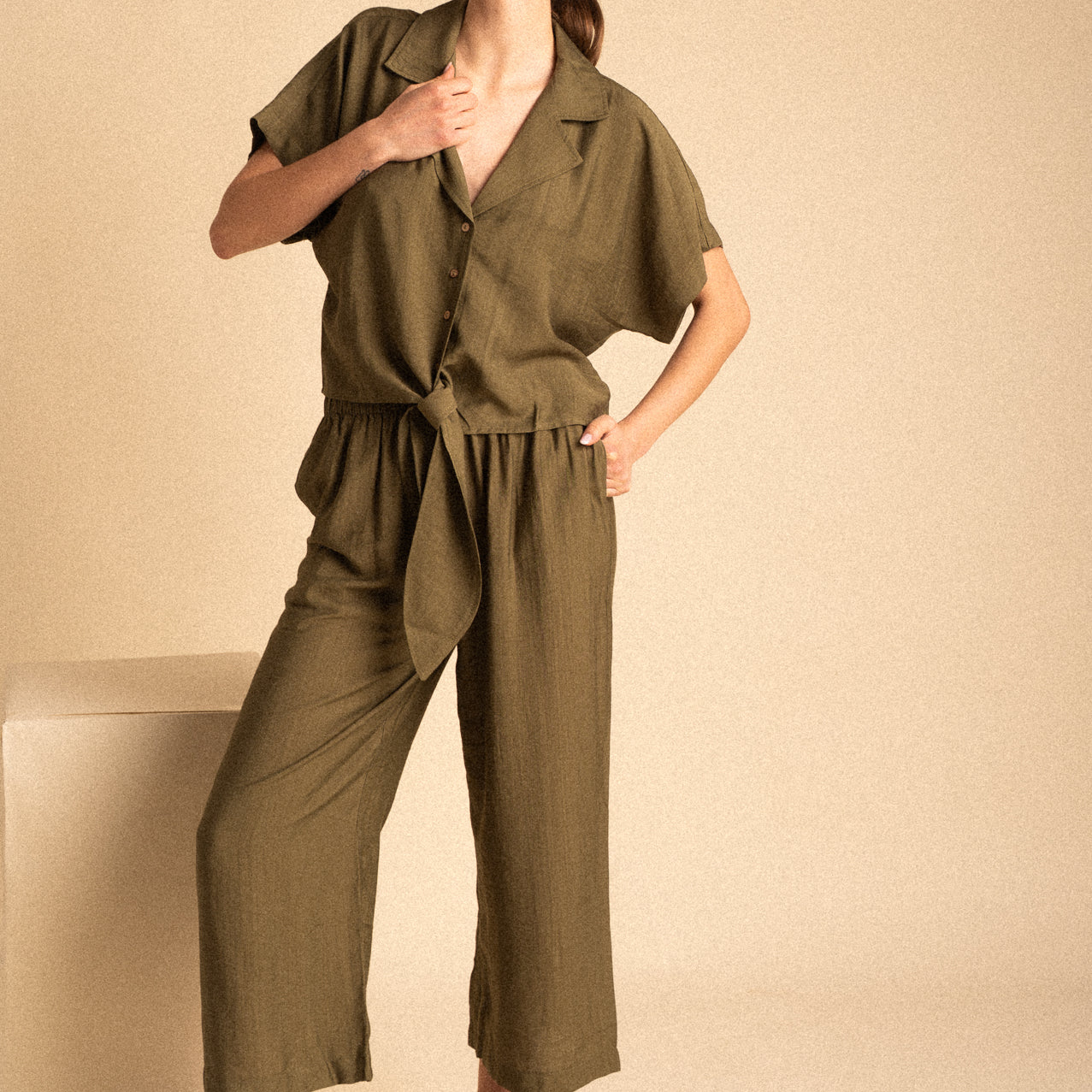Set Betulla color kaki in viscosa – completo donna con top nodo e pantaloni palazzo morbidi