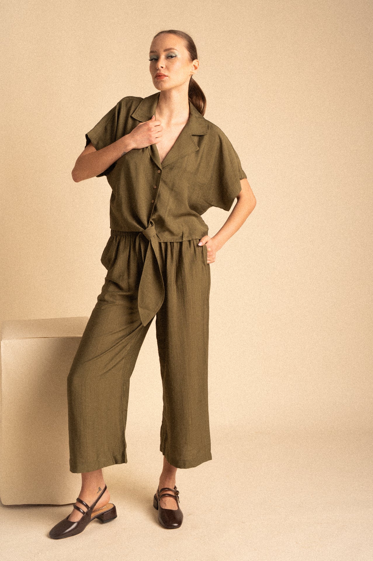 Set Betulla color kaki in viscosa – completo donna con top nodo e pantaloni palazzo morbidi