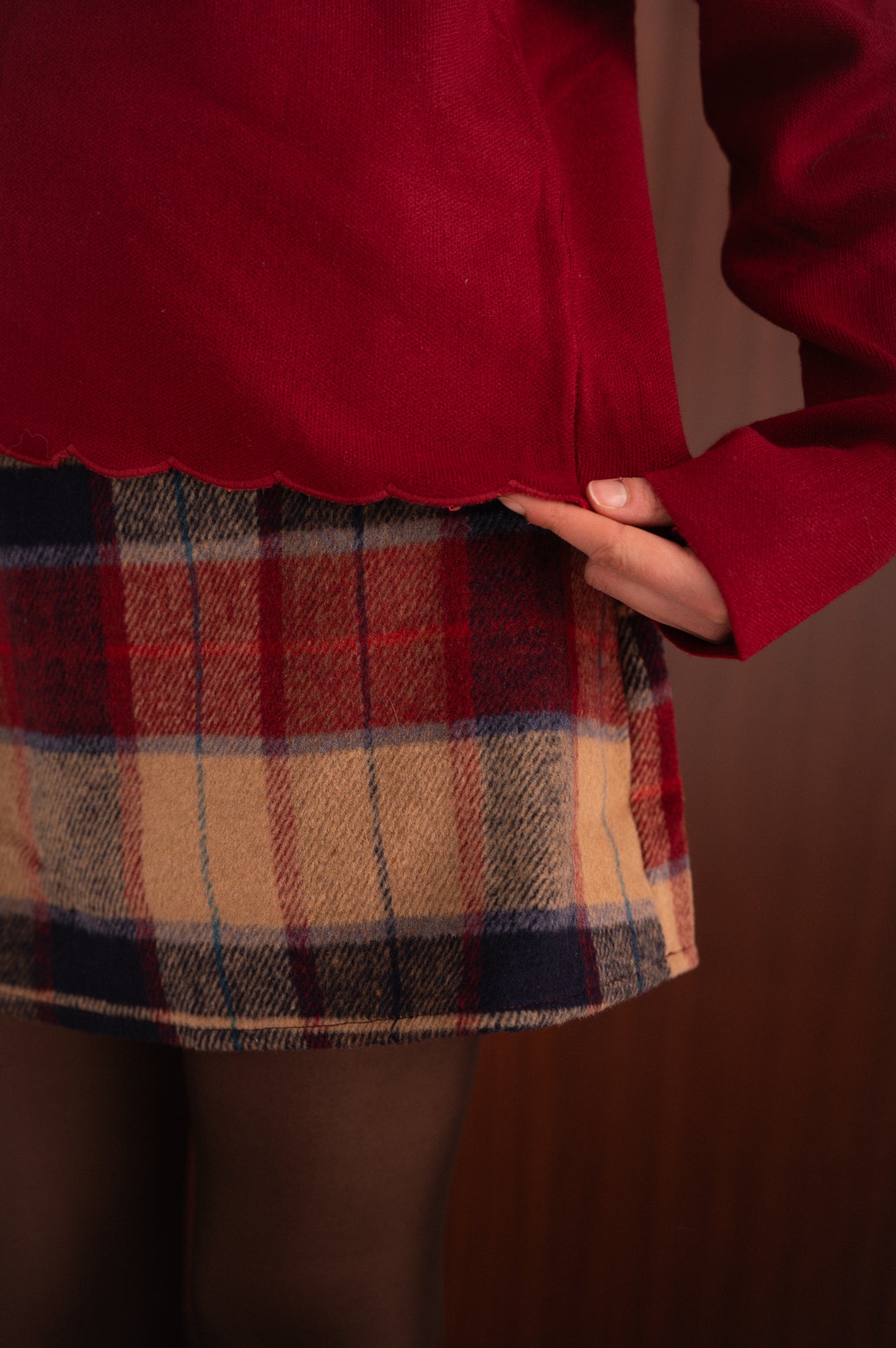 Maglioncino bordeaux Girocollo con Taglio Ondulato sulla Schiena