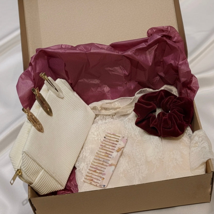 Gift Box Natale Pizzo e Velluto | Cofanetto Regalo Maglia Semitrasparente e Accessori Capelli Glam