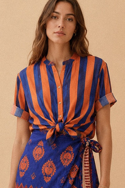 Camicia blu e arancio a righe con colletto coreano