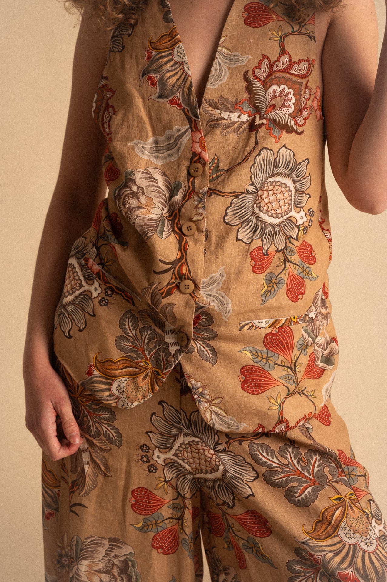 Gilet Donna Paisley in Lino e Viscosa con Bottoni – Gilet Elegante Fantasia Floreale