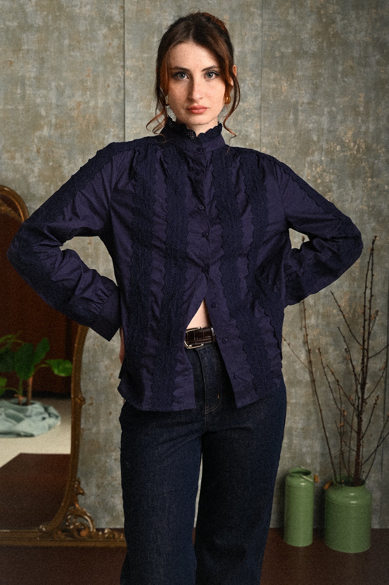 Camicia blu ricamata Achillea – collo alto e dettagli sangallo