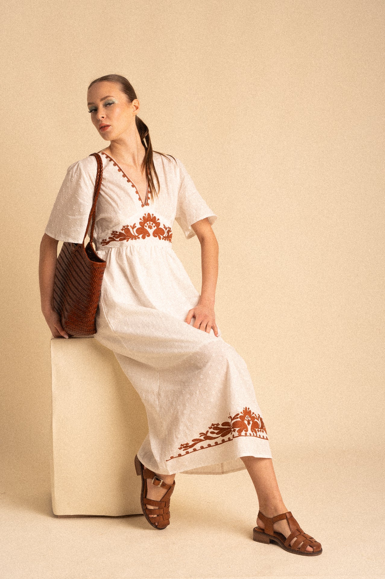 Abito lungo bianco in cotone con ricami terracotta e micro pois tono su tono