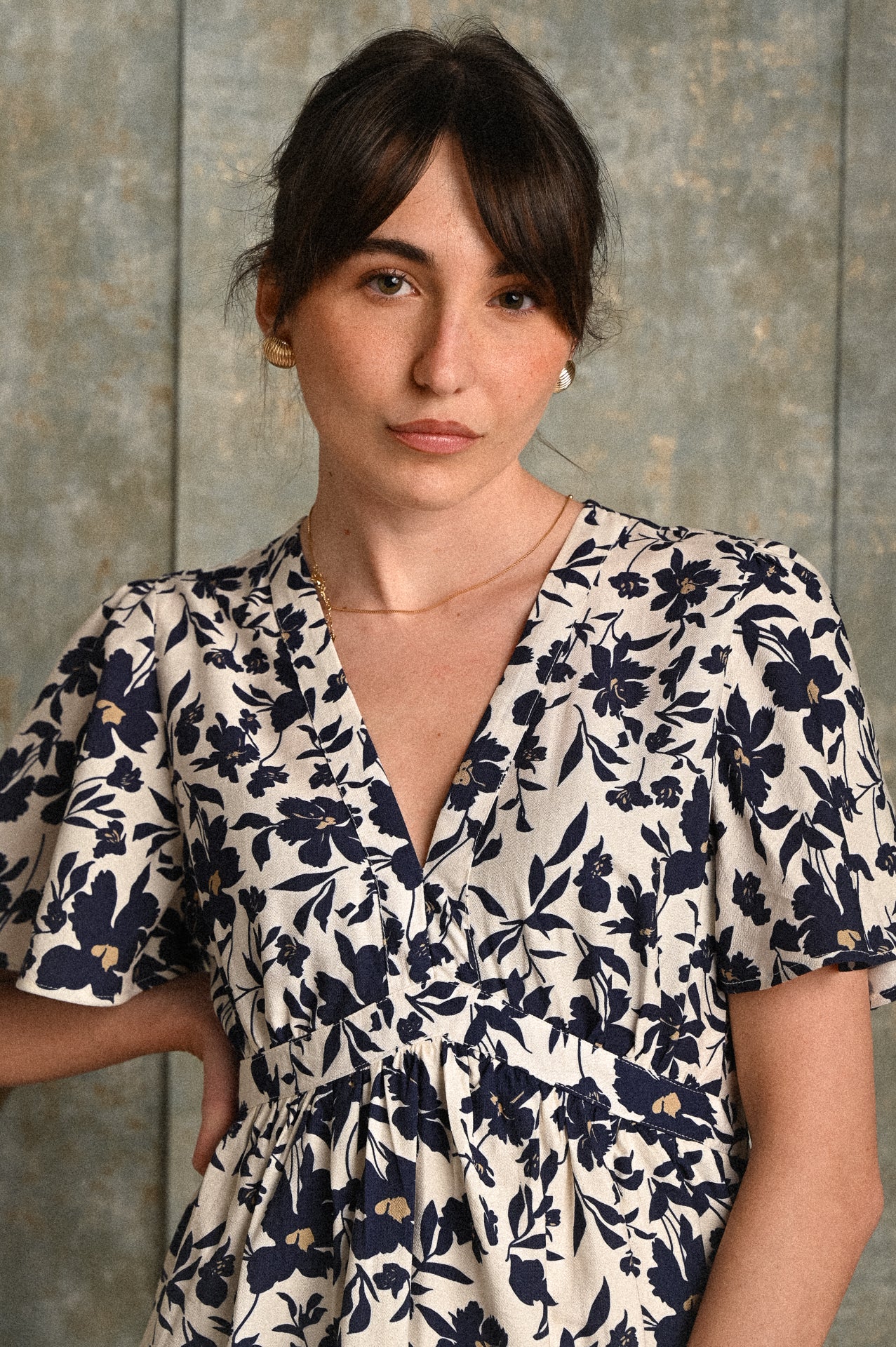 Abito Opuntia a fiori blu in viscosa con scollo a V