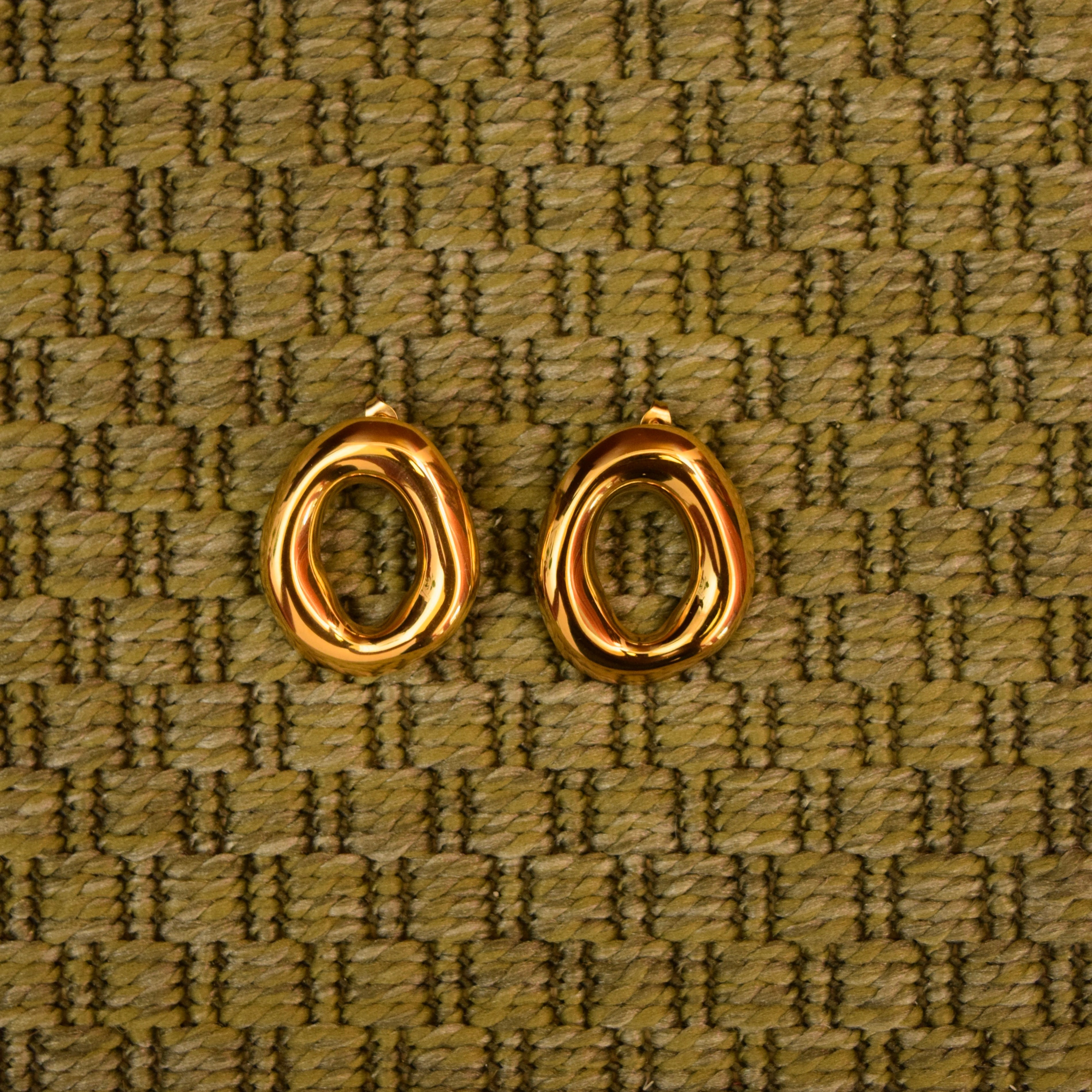 Orecchini color oro motivo onda