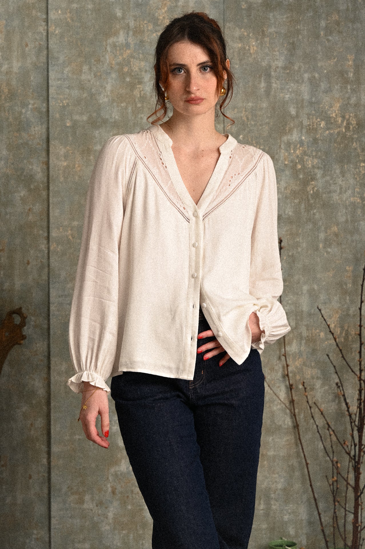 Blusa bianca donna Clotilde con ricami traforati e scollo a V – camicia in cotone