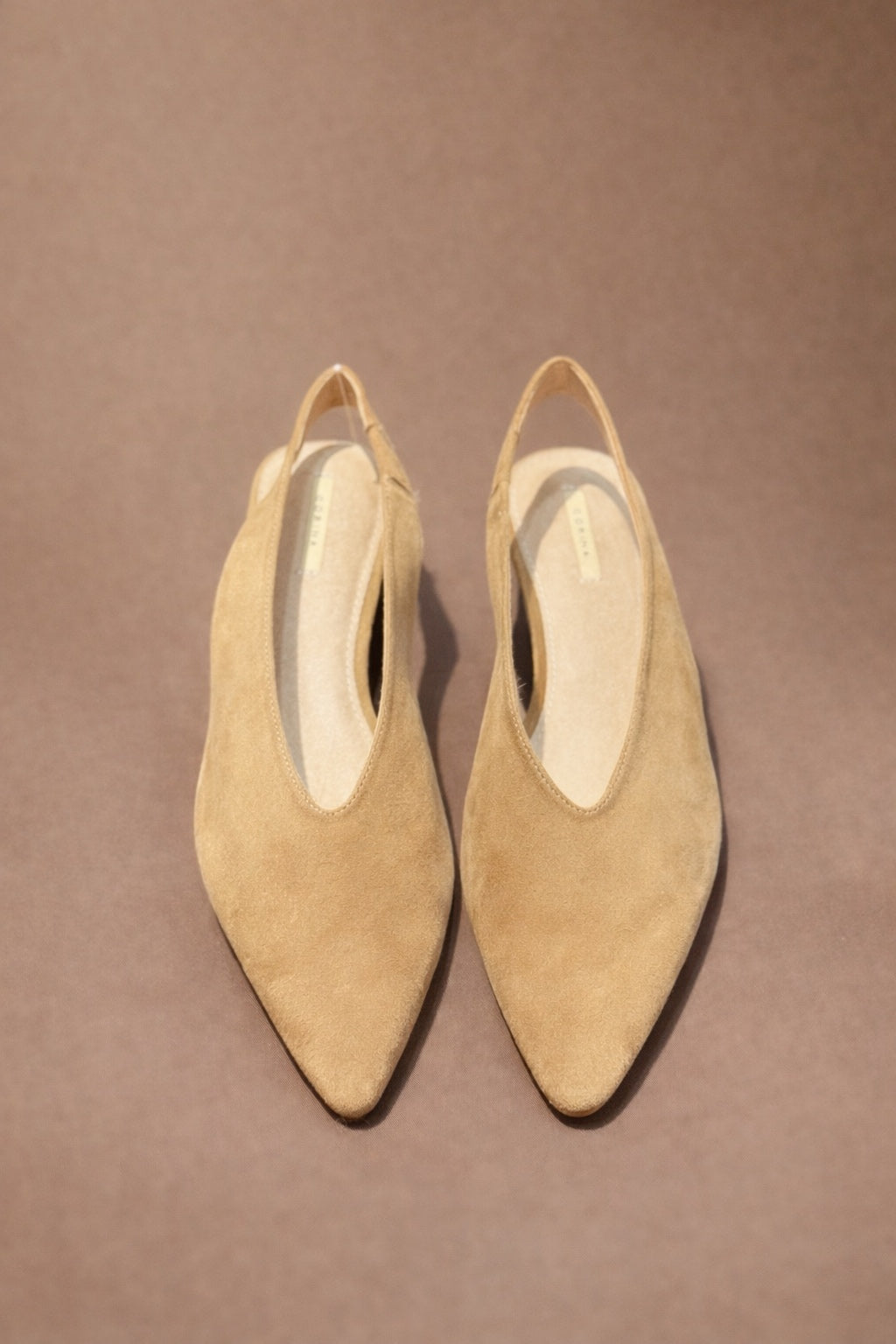 Slingback Beige a Punta con Tacco Basso – Décolleté Aperta in Ecopelle Effetto Camoscio