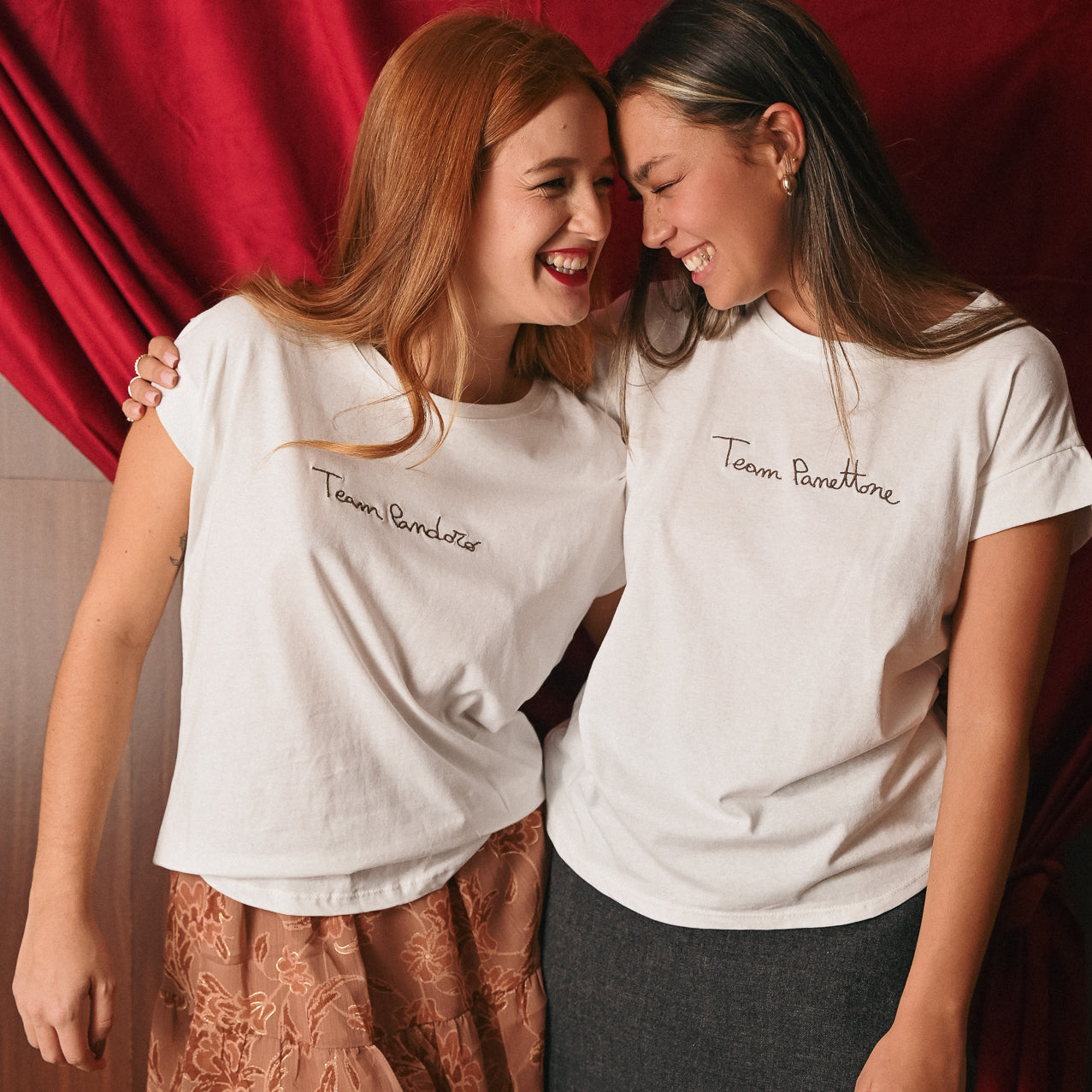 T-shirt bianca con scritta ricamata in filo marrone Team pandoro - panettone