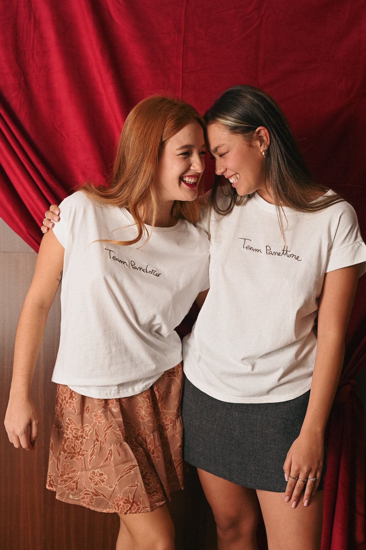 T-shirt bianca con scritta ricamata in filo marrone Team pandoro - panettone